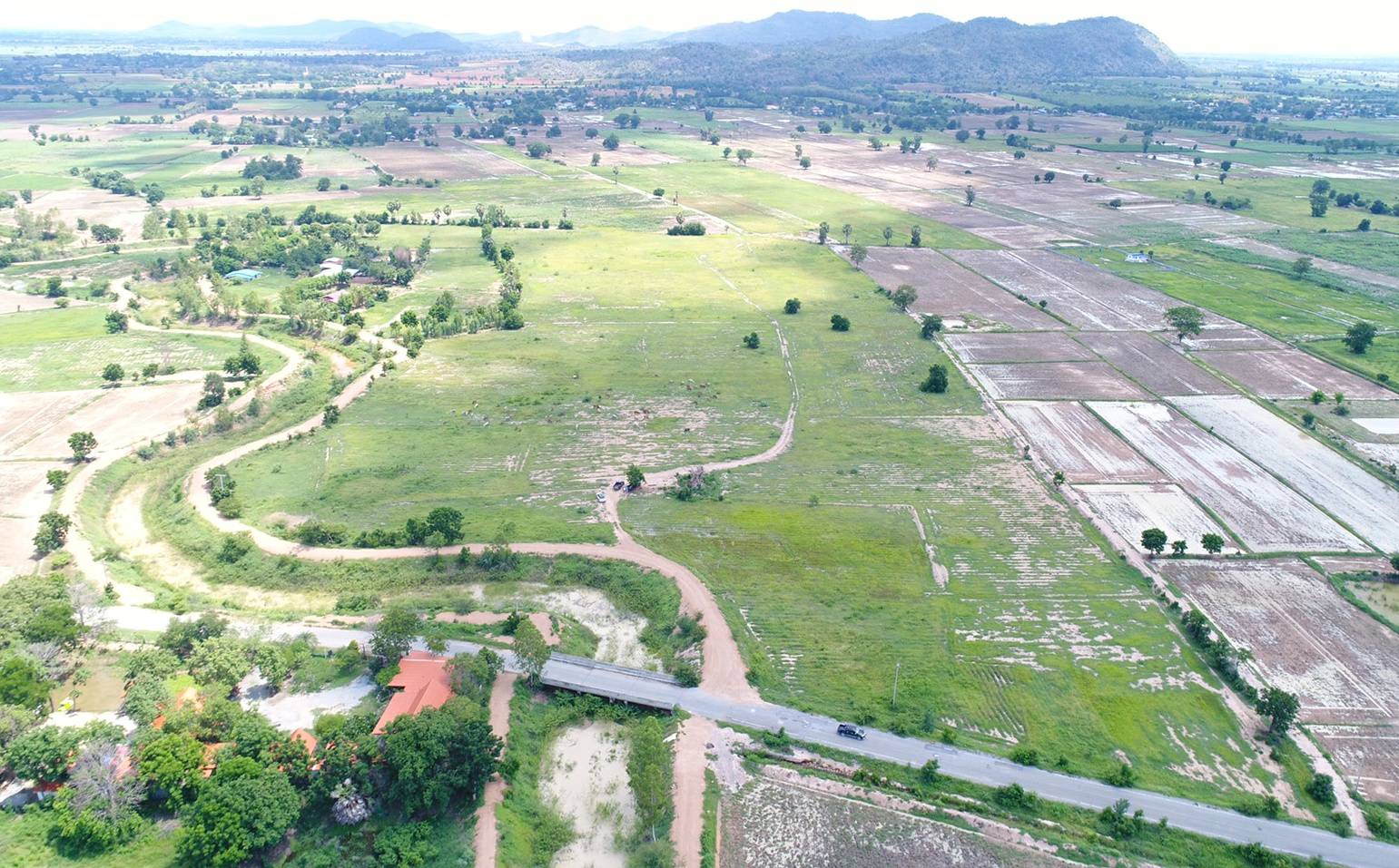 💰ขายแล้ว💰ขายที่ดินติดถนนลาดยาง อ.อู่ทอง ที่ดินเนื้อที่ 60-3-0 ไร่ ขายยกแปลง 14 ล้าน พร้อมค่าโอน เอกสารสิทธ์ เป็นโฉนด อ.อู่ทอง จ.สุพรรณบุรี ด้านหน้าติดถนนลาดยางหน้ากว้างประมาณ 120 เมตร ด้านหลังวิวภูเขา วิวทิวทัศน์สวยงาม บรรยากาศดี