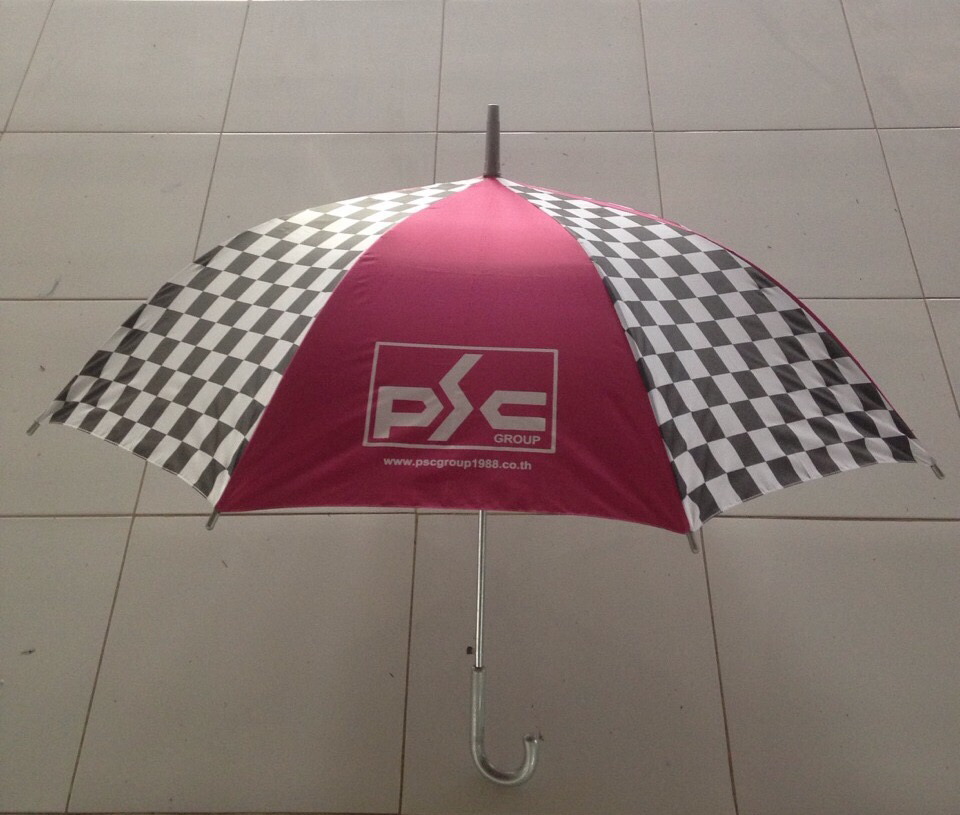 ร่มลายหมากรุกPSC 24 นิ้ว ผ้าUV โครงโลหะ ออโต้เปิด ด้ามจับงอ ปลอกPVC สกรีนโลโก้