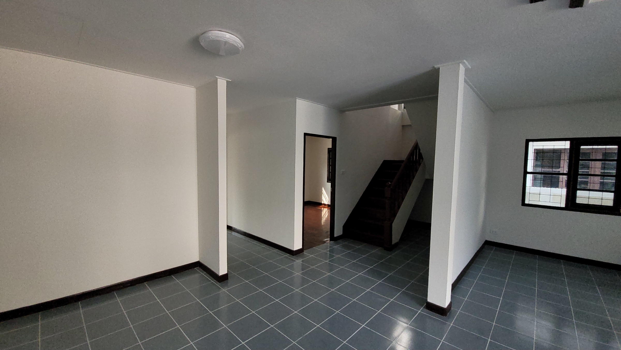 ขายแล้ว ขายบ้านเดี่ยวสุดคุ้มในสุพรรณบุรี ขนาด 57.5 ตร.วา รีโนเวทใหม่สไตล์อังกฤษ พร้อมเข้าอยู่ สะดวกทุกการเดินทาง ราคา 2.7 ล้าน!