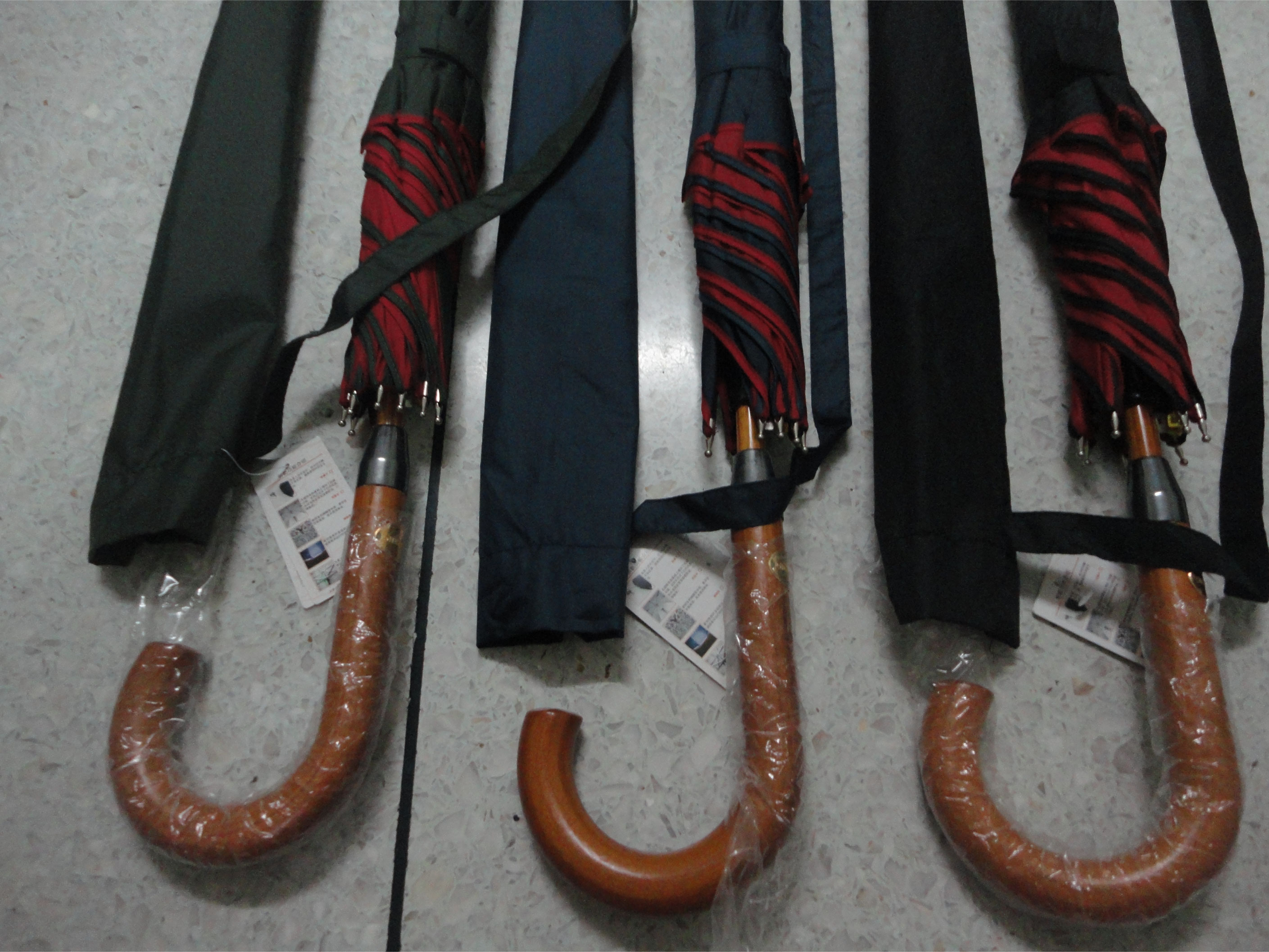 ร่มแฟชั่นยาว 28 นิ้ว ออโต้เปิด ผ้าPG สีคาดดำ 2 ชั้น โครงไม้ ด้ามงอ ปลอกผ้า