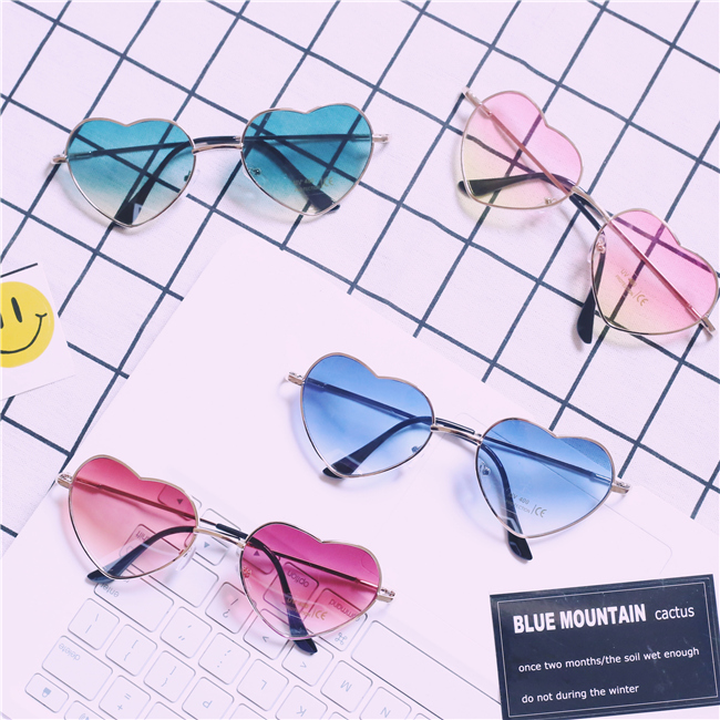 แว่นตา รูปหัวใจ ฮาราจูกุ (Harajuku) สีเขียวไล่โทนสี กรอบสีทอง (UV400)