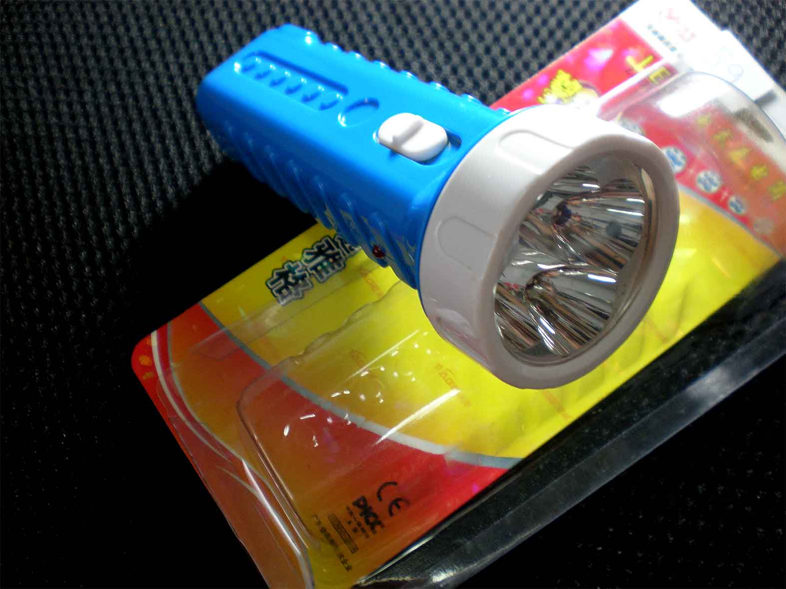 ไฟฉาย LED 4 ดวง ชาร์จไฟบ้านได้เปิดติดต่อ20ชม. YG3292