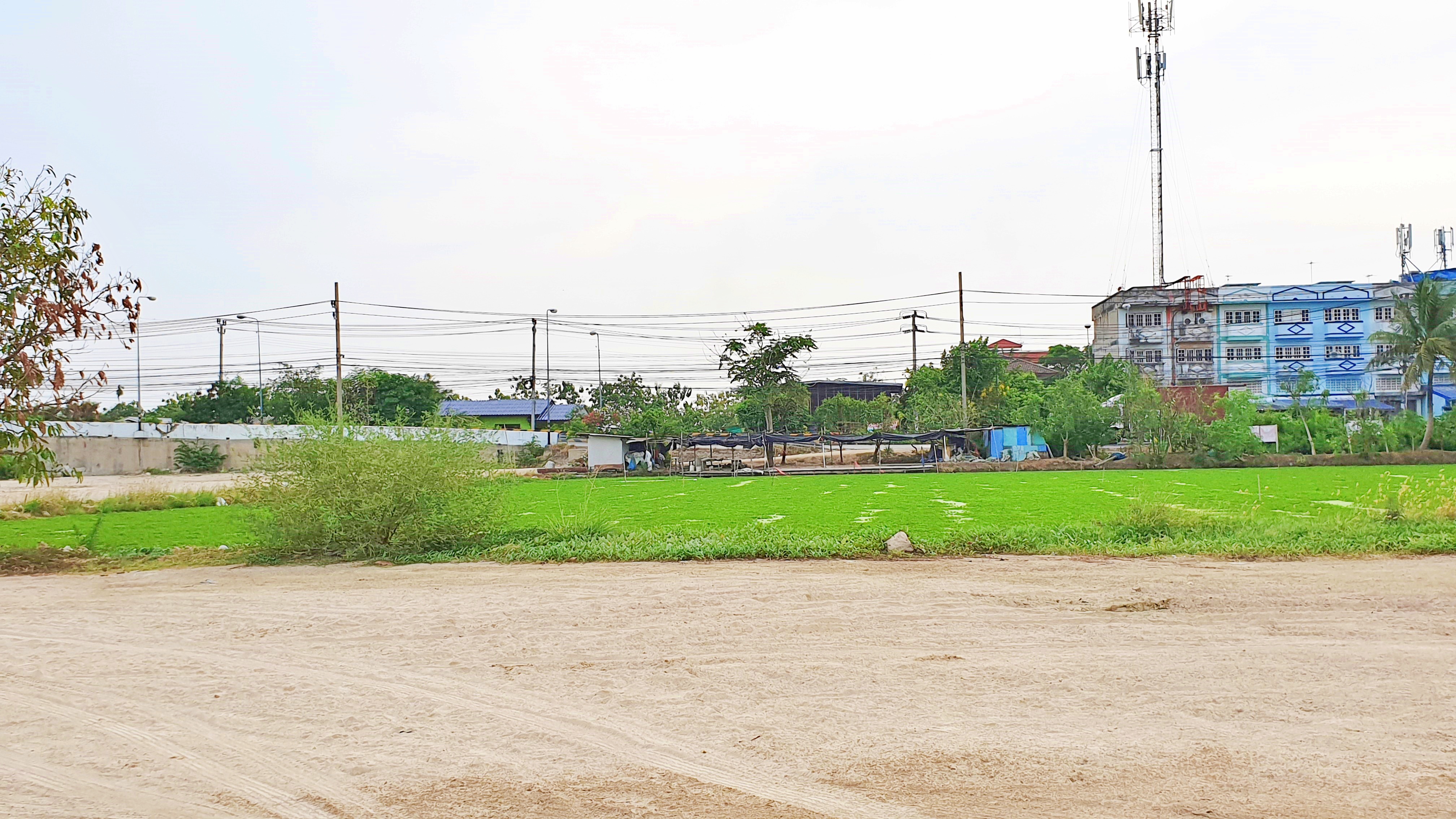 ขายที่ดินแปลงสวย ทำเลดี ติดถนนใหญ่ 4 เลน ถนนวัดศรีวารีน้อย บางนาตราด กม. 17 ลาดกระบัง 54 ขนาดที่ดิน 2 ไร่ 3 งาน 97 ตรว (ตรว.ละ45,000 บาท) หน้ากว้างติดถนนใหญ่ 65 เมตร ที่ดินสวยเป็นรูปทรงสี่เหลี่ยมจัตรัส การเดินทาง สะดวก สบาย สามารถเข้าออกได้ 2 ทาง ถนนบางนา