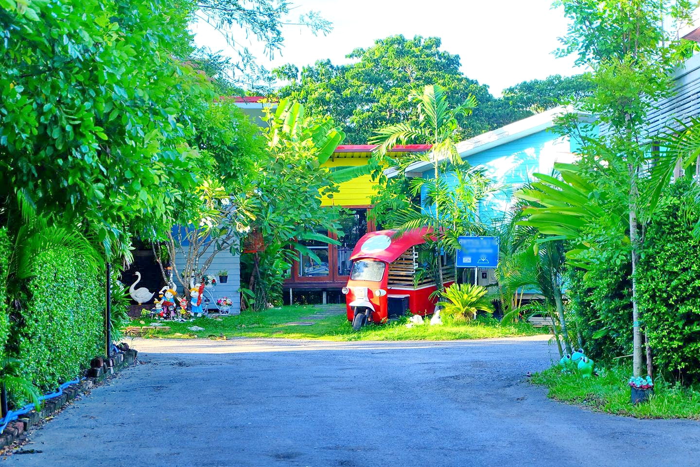 ขายรีสอร์ทหรูสไตล์วินเทจ 2 ไร่ อยู่ใจกลางเมืองสุพรรณ บนถนนทางหลวงหมายเลข 340 บางบัวทอง – สุพรรณบุรี พร้อมดำเนินกิจการต่อได้เลย สวย หรู บรรยากาศดีมาก