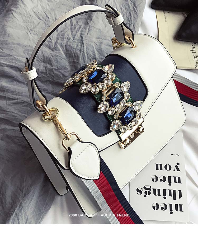 กระเป๋าแฟชั่น ประดับเพชร สวยหรู
