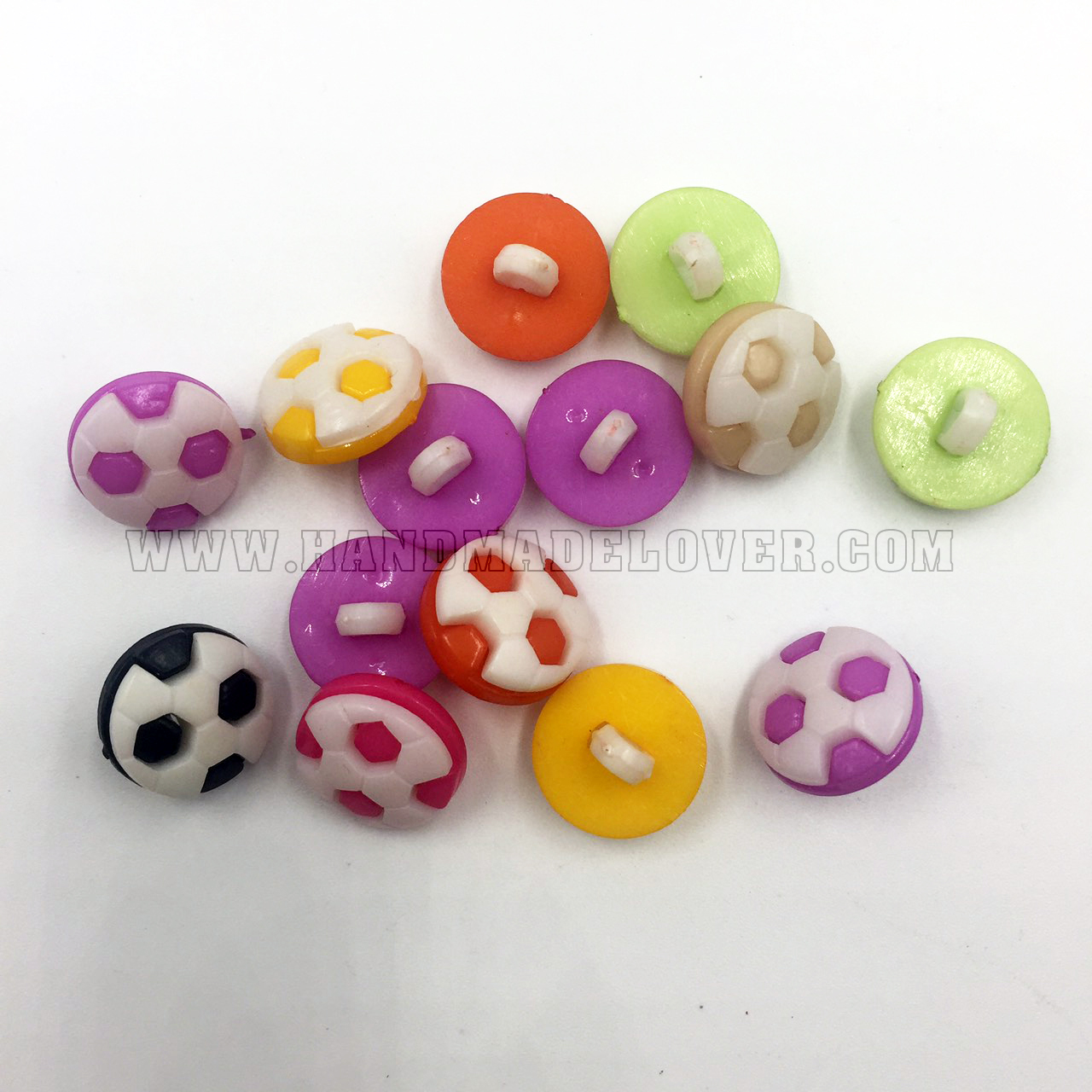 กระดุมพลาสติก รูปลูกฟุตบอล คละสี ขนาด 15 mm. (แพ็ค 11 ชิ้น)