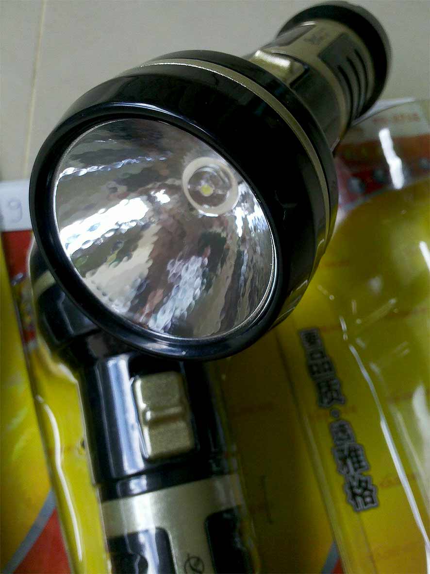 ไฟฉายใช้หลอด LED 1 ดวง ใช้นานต่อเนื่อง 13 ชม. YG3736