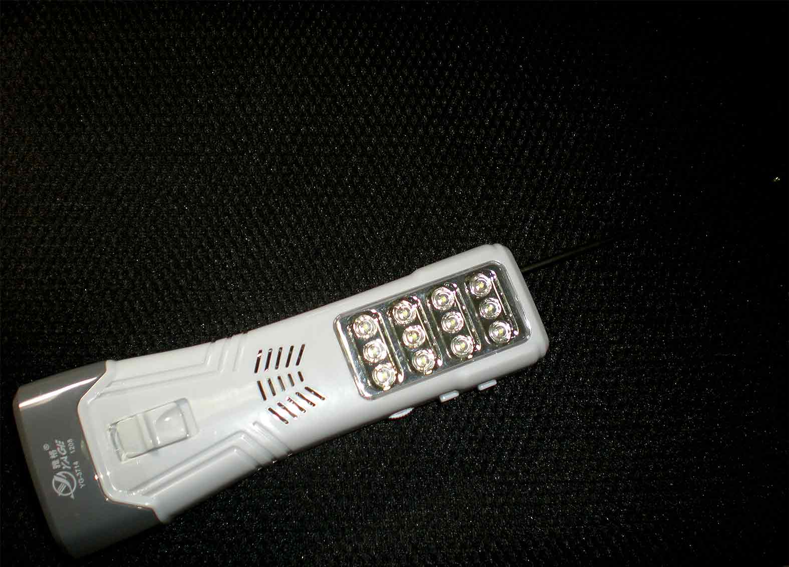 สินค้าแนะนำ ไฟฉาย+วิทยุ LED ตรงหัว 6 ดวง LED ตรงด้าม 12 ดวง ขายดี สีเงิน YG3714