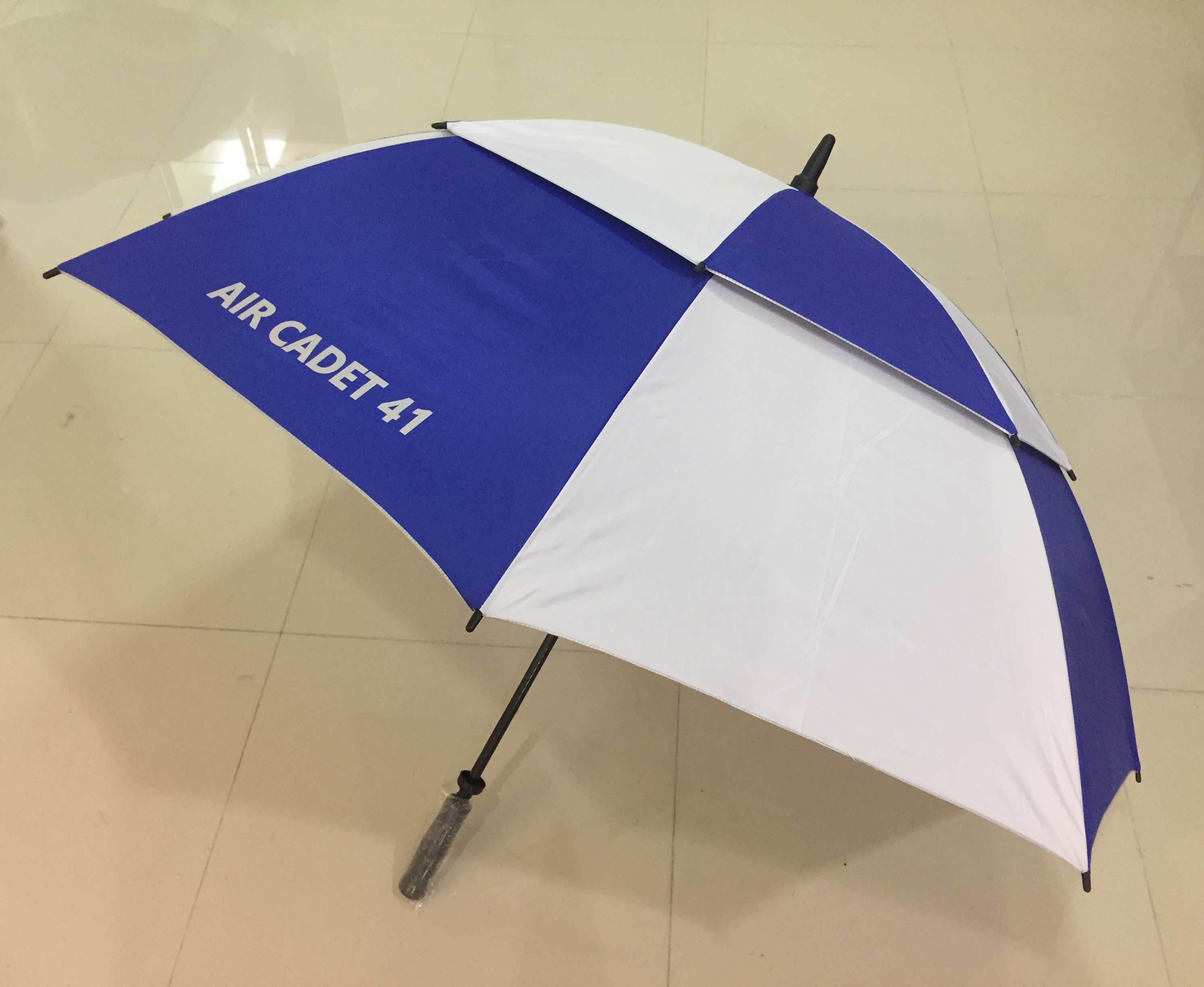 ร่มกอล์ฟ2ชั้น 32นิ้ว ผ้าร่มเคลือบยูวี สลับสี โครงไฟเบอร์ มือเปิด ด้ามจับโฟม ปลอกผ้า คละสี สกรีนโลโก้