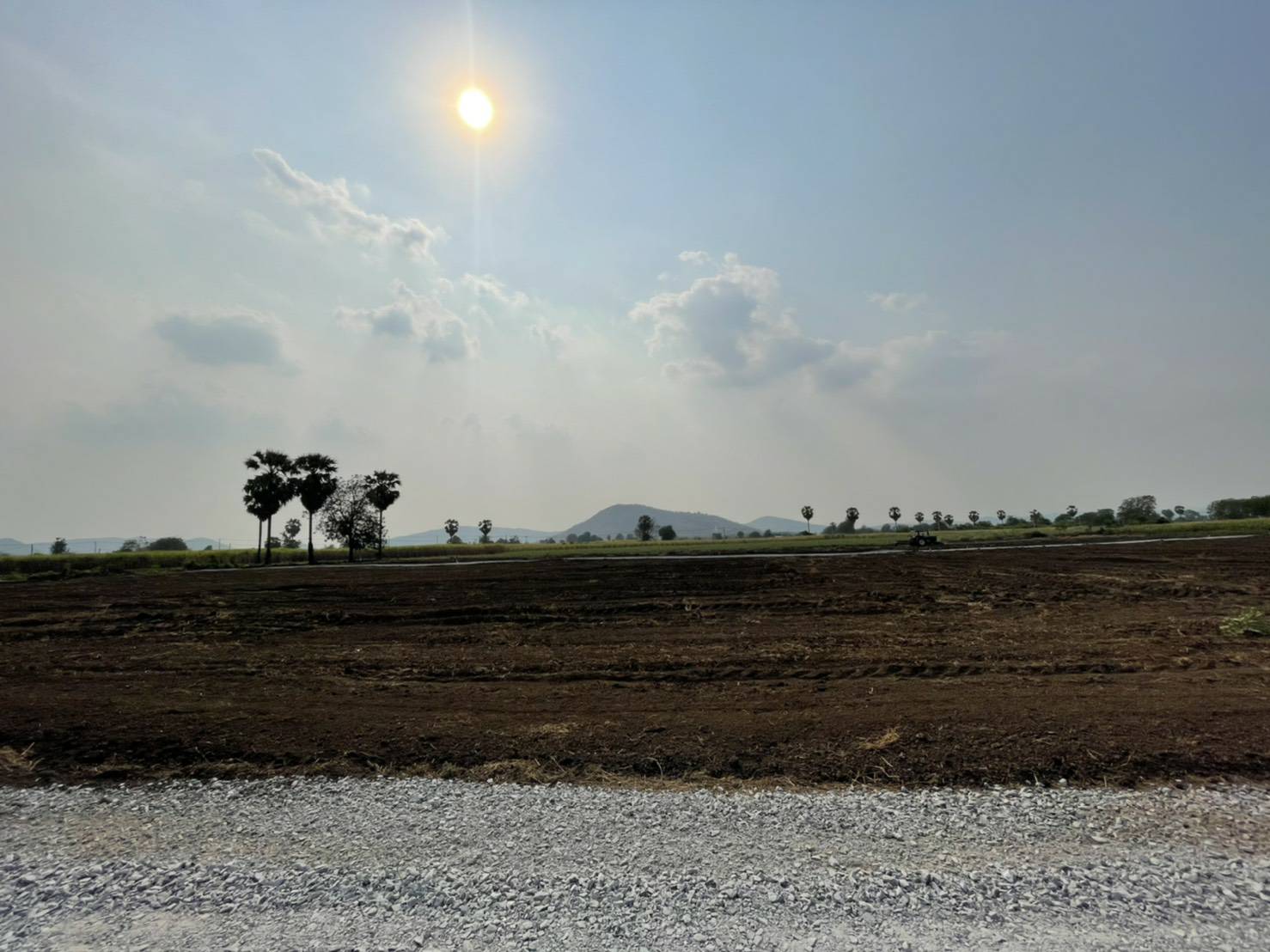 💰ขายแล้ว💰ขายที่ดินแปลงสวย วิวภูเขา เมืองทราวดี อ.อู่ทอง จ.สุพรรณบุรี เนื้อที่ 9ไร่ ไร่ละ 320,000 บ. {ขายยกแปลง}ที่สวย บรรยากาศดี วิวทิวทัศน์สวยงาม ⚜ติดถนนทางสาธารณะ กว้าง 7 เมตร สาธารณูปโภคครบครัน อยู่ใกล้แหล่งชุมชน