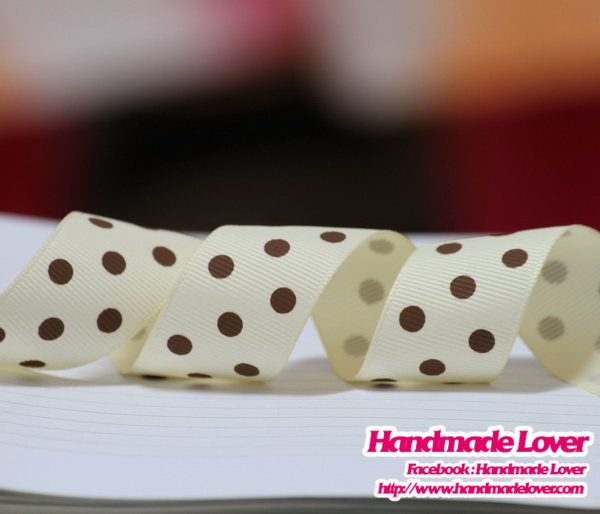 ริบบิ้นผ้า กรอสเกรน สีครีม พิมพ์ลายจุด ขนาด 22 มิล