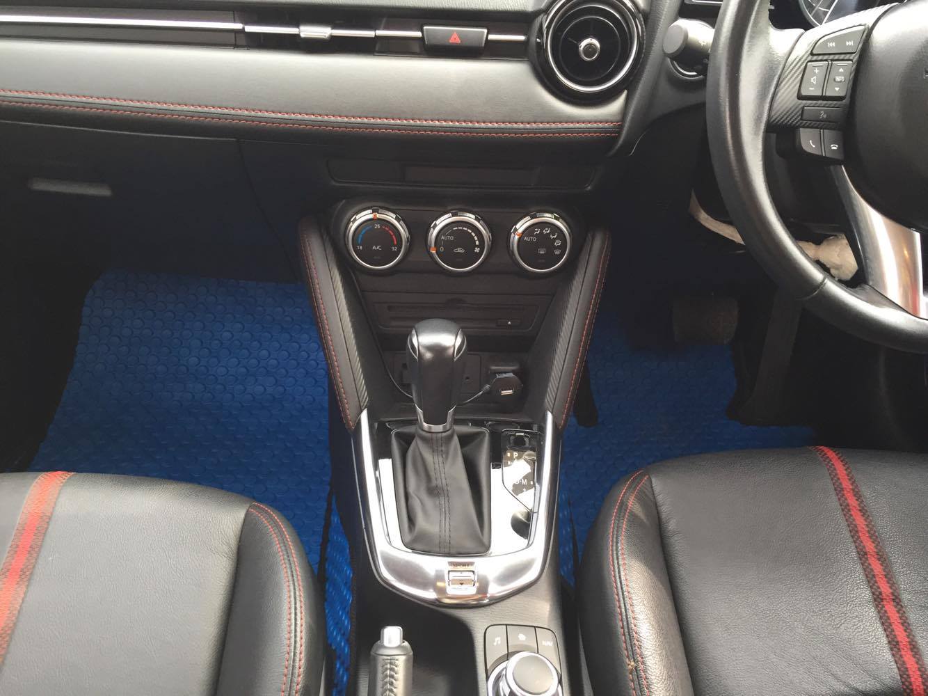 พรมปูพื้นรถยนต์ พรมกระดุม รถ MAZDA 2 Skyactiv 4-5 Door ปี 2015-2021 ชุดภายในห้องโดยสาร จำนวน 15 ชิ้น