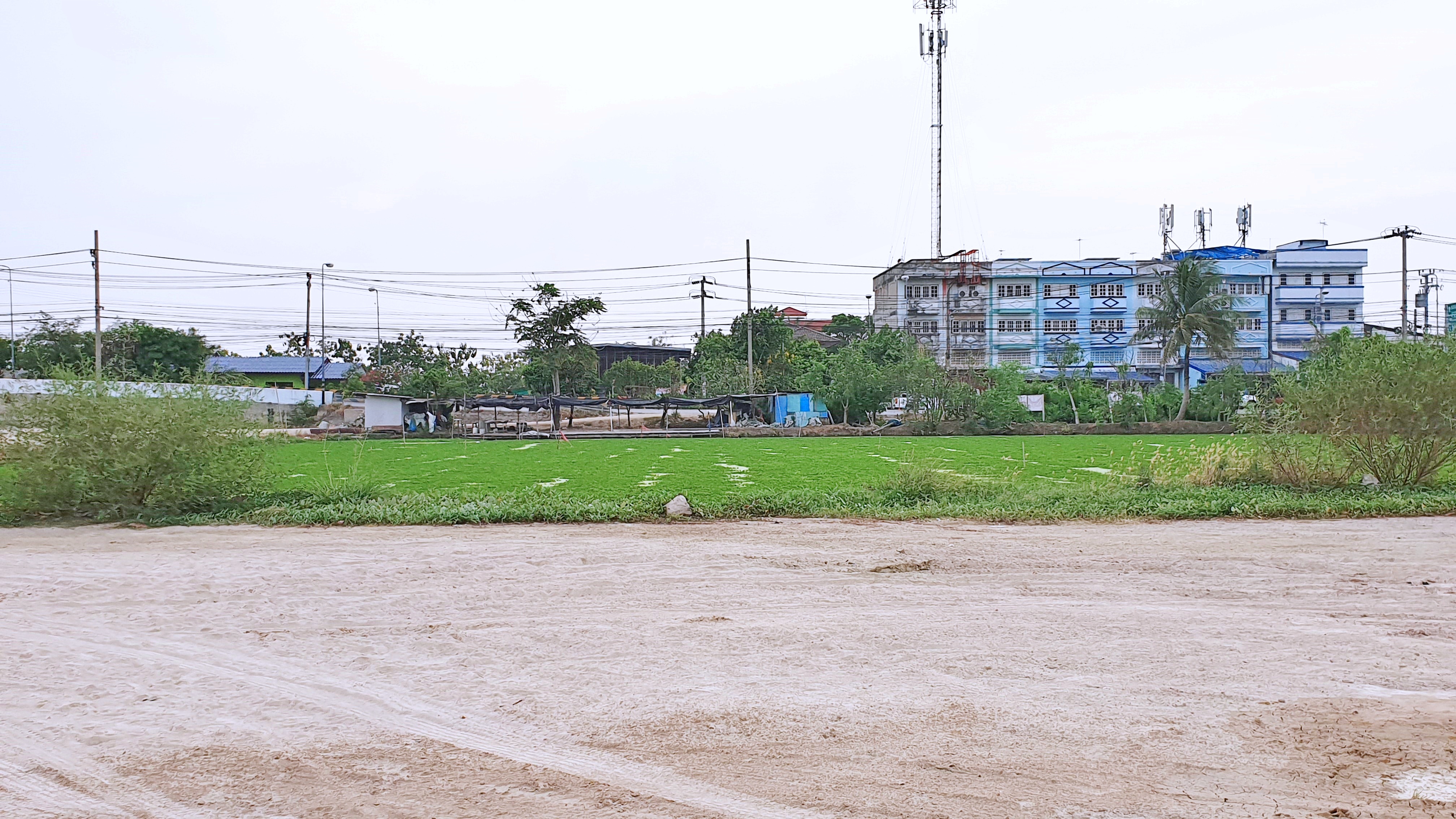 ขายที่ดินแปลงสวย ทำเลดี ติดถนนใหญ่ 4 เลน ถนนวัดศรีวารีน้อย บางนาตราด กม. 17 ลาดกระบัง 54 ขนาดที่ดิน 2 ไร่ 3 งาน 97 ตรว (ตรว.ละ45,000 บาท) หน้ากว้างติดถนนใหญ่ 65 เมตร ที่ดินสวยเป็นรูปทรงสี่เหลี่ยมจัตรัส การเดินทาง สะดวก สบาย สามารถเข้าออกได้ 2 ทาง ถนนบางนา