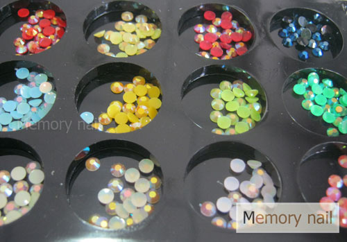 เพชรติดเล็บ กลม สีเหลือบ คละสี ขนาด 2.5 มิล