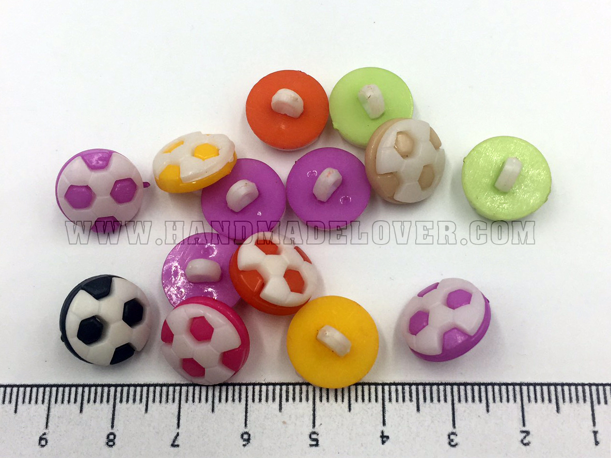 กระดุมพลาสติก รูปลูกฟุตบอล คละสี ขนาด 15 mm. (แพ็ค 11 ชิ้น)