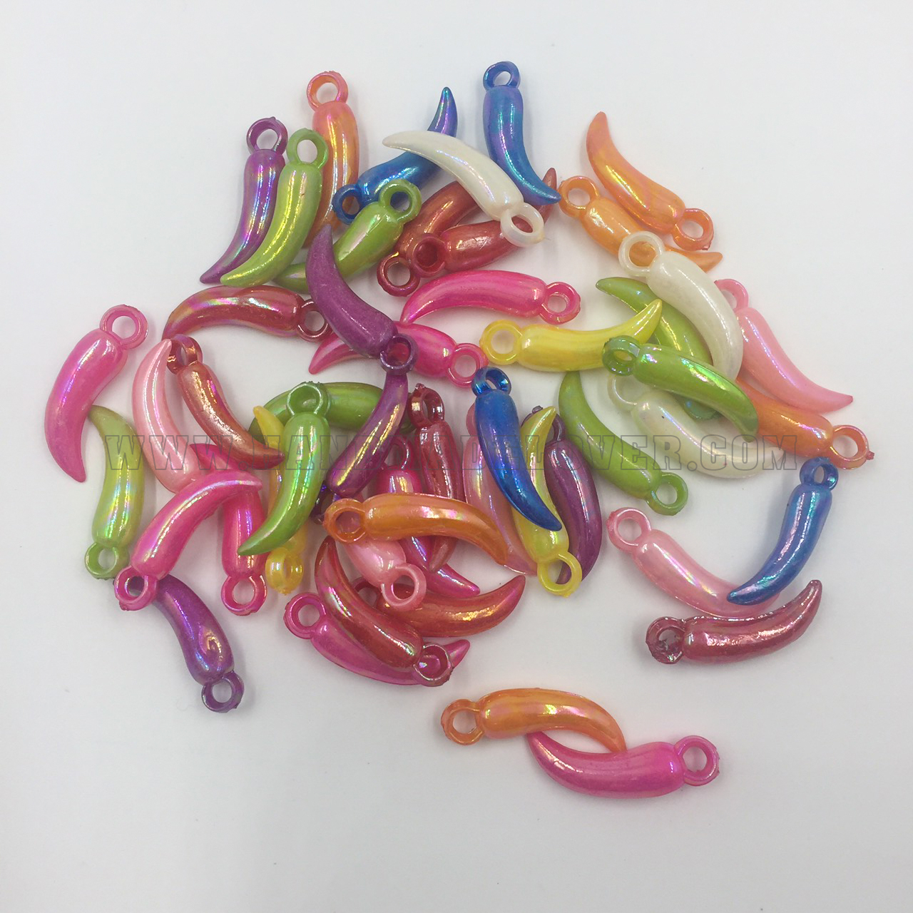 จี้พลาสติก รูปพริก สีเมทัลลิค คละสี (แพ็ค 50 ชิ้น)