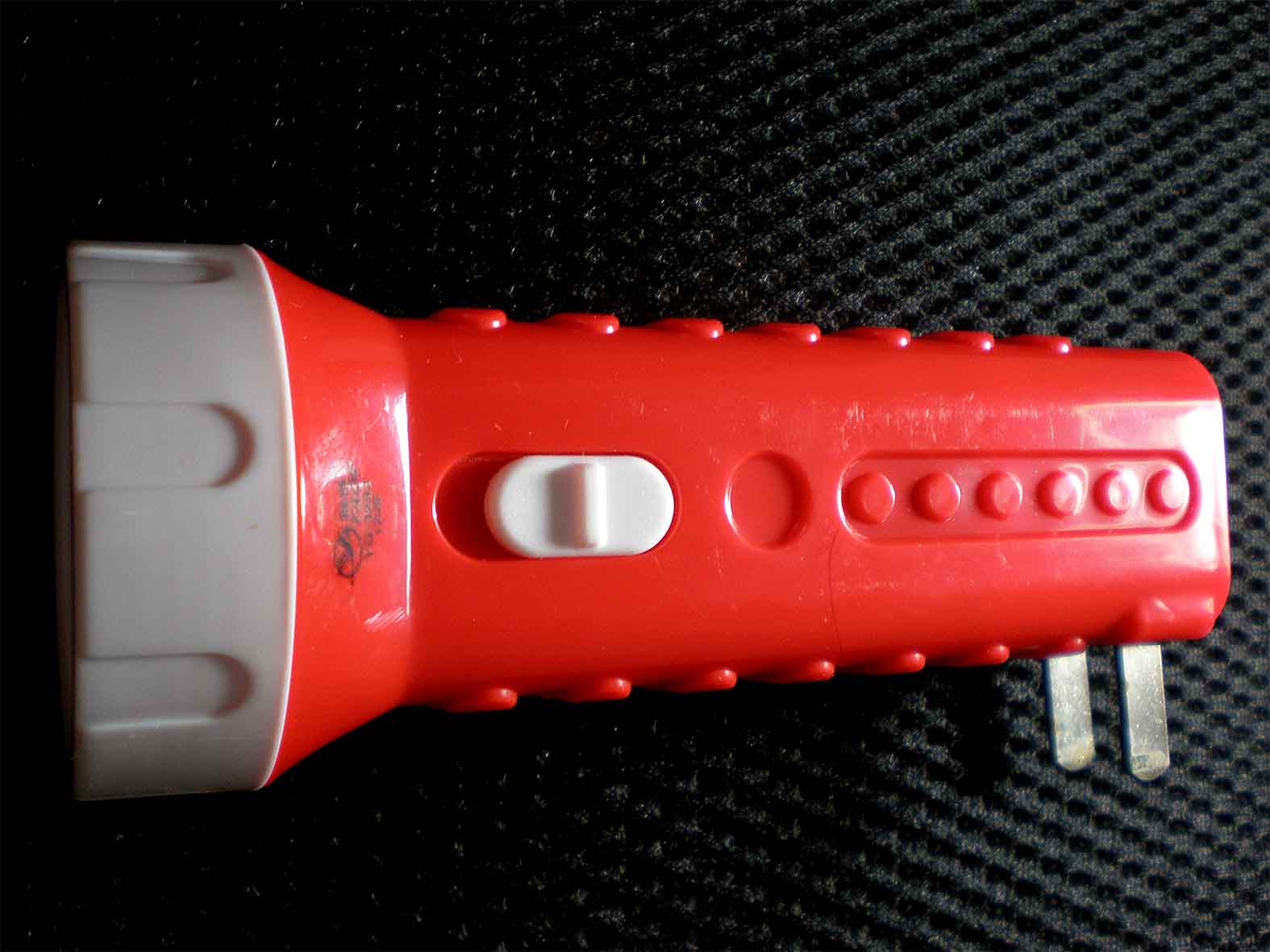 ไฟฉาย LED 4 ดวง ชาร์จไฟบ้านได้เปิดติดต่อ20ชม. YG3292