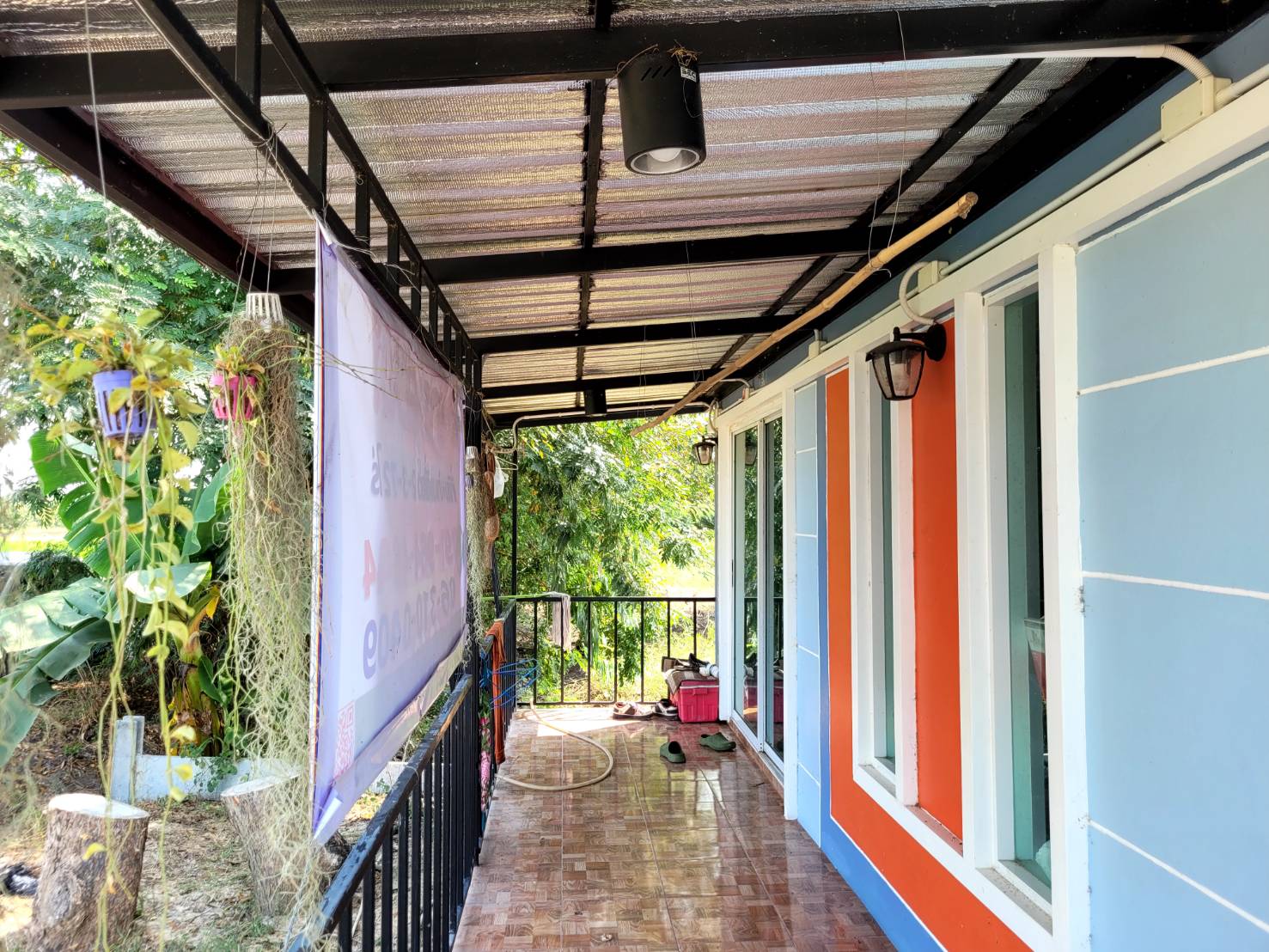 💰ขายแล้ว💰ขายบ้านเดี่ยวบ้านสวน พร้อมสวนมะม่วงน้ำดอกไม้สีทอง เนื้อที่ 2 ไร่ 3 งาน 72 ตรว ต.สนามคลี อ.เมือง จ.สุพรรณบุรี . ติดถนนลาดยาง หน้ากว้าง 24 เมตร ลึกยาว 200 เมตร 🍁มะม่วงน้ำดอกไม้สีทองประมาณ 250 ต้น อา