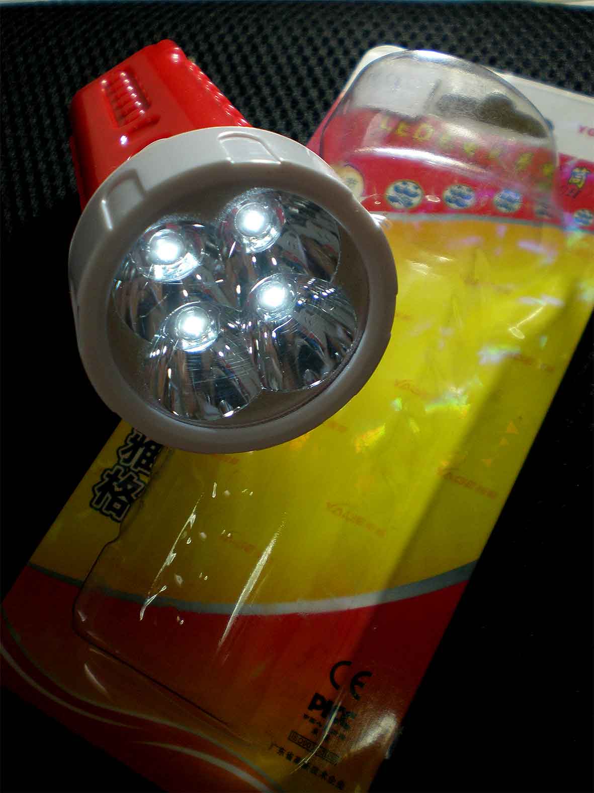 ไฟฉาย LED 4 ดวง ชาร์จไฟบ้านได้เปิดติดต่อ20ชม. YG3292