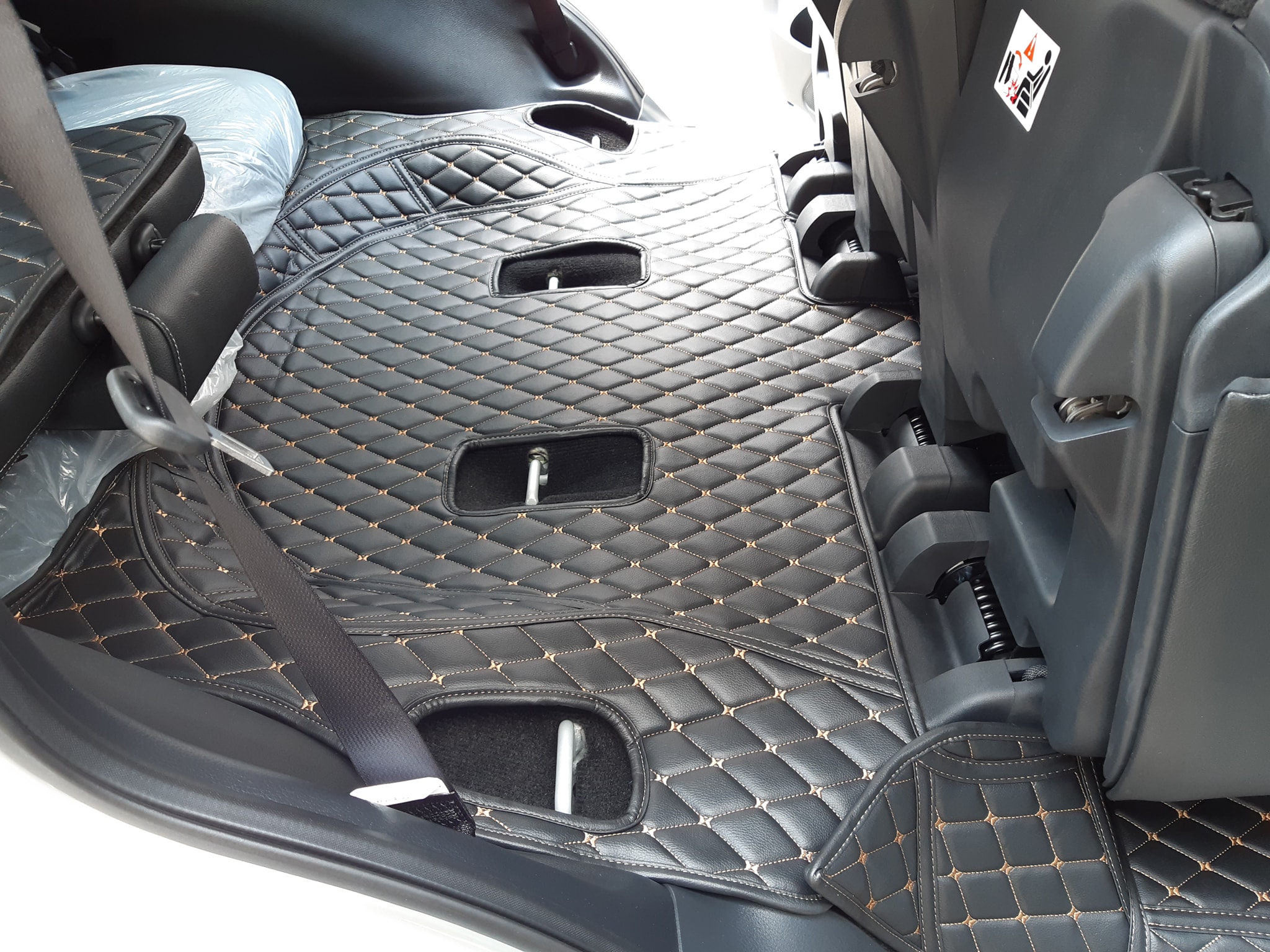 พรมรถยนต์ 6D รถ NISSAN ALL NEW TERRA 7 ที่นั่ง ปี 2018-2022 ชุดเต็มคันรวมแผ่นท้ายและหลังพนักพิง จำนวน 7 ชิ้น