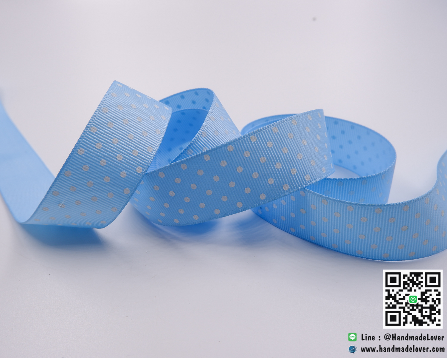 ริบบิ้นผ้าสีฟ้า พิมพิ์ ลายจุด ขนาด กว้าง 25 mm.