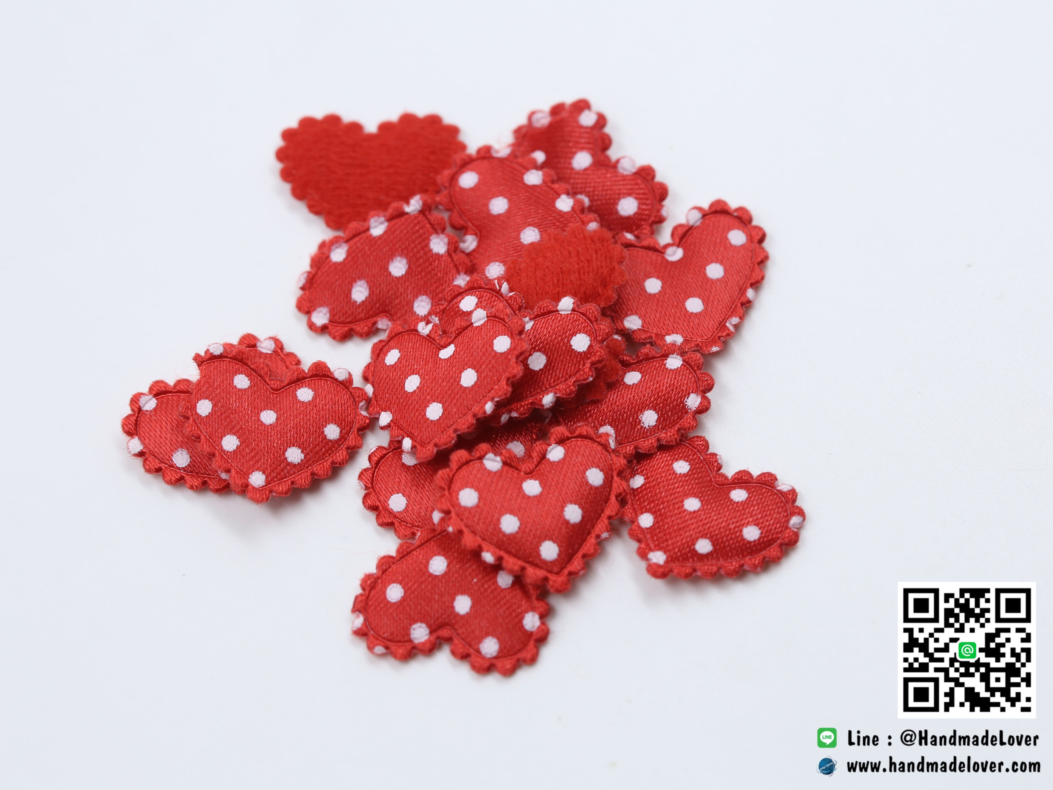 หัวใจตกแต่งสีแดงลายจุด ขนาด 2.2 CM. (แพ็ค 15 ชิ้น)