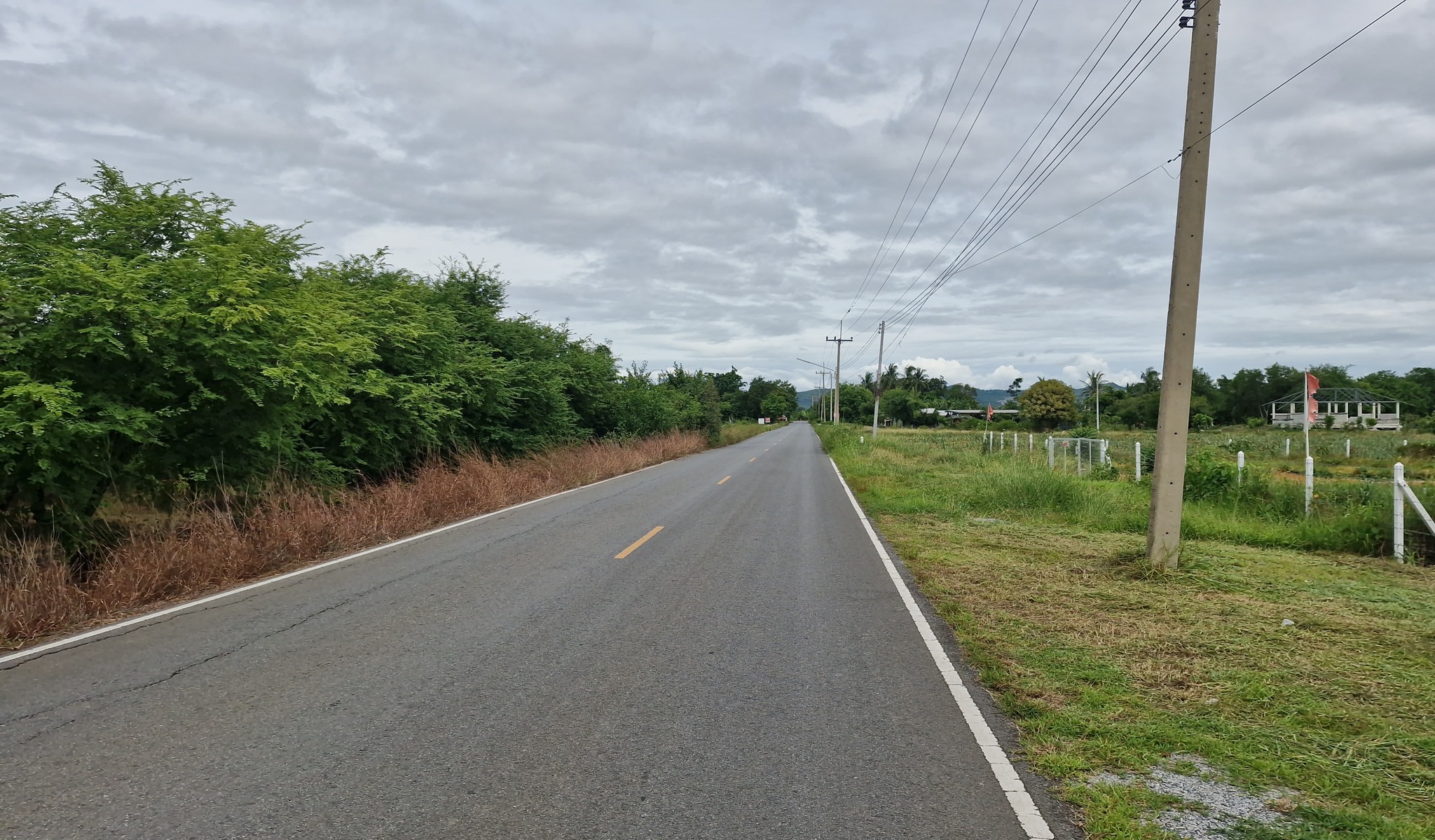 ขายถูก! ที่ดิน 1 ไร่ 2 งาน อ.อู่ทอง สุพรรณบุรี ถมแล้วพร้อมรั้ว ติดถนนลาดยาง ใกล้โรงเรียน วัด โรงพยาบาล ตลาดสด หน้ากว้าง 32 ม. ลึก 82 ม. ถมแล้ว มีรั้ว 💰 ราคาเพียง 629,000 บาท