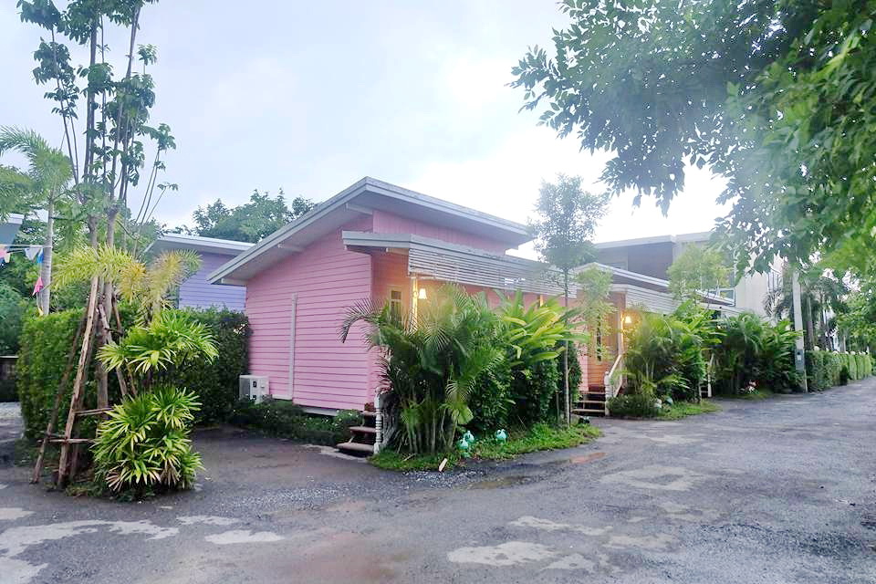 ขายรีสอร์ทหรูสไตล์วินเทจ 2 ไร่ อยู่ใจกลางเมืองสุพรรณ บนถนนทางหลวงหมายเลข 340 บางบัวทอง – สุพรรณบุรี พร้อมดำเนินกิจการต่อได้เลย สวย หรู บรรยากาศดีมาก