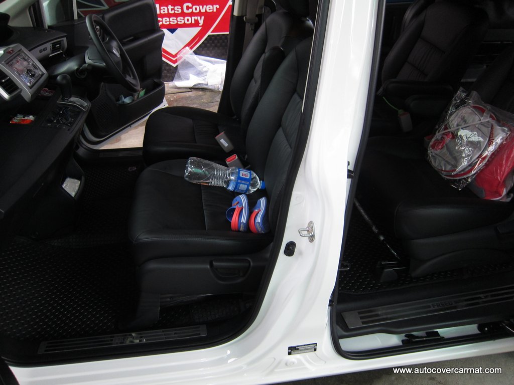 พรมปูพื้นรถยนต์ พรมกระดุม รถ HONDA FREED ชุดเต็มคันรวมท้าย จำนวน 6 ชิ้น