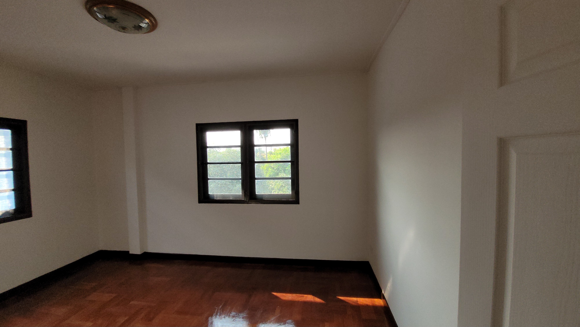 ขายแล้ว ขายบ้านเดี่ยวสุดคุ้มในสุพรรณบุรี ขนาด 57.5 ตร.วา รีโนเวทใหม่สไตล์อังกฤษ พร้อมเข้าอยู่ สะดวกทุกการเดินทาง ราคา 2.7 ล้าน!