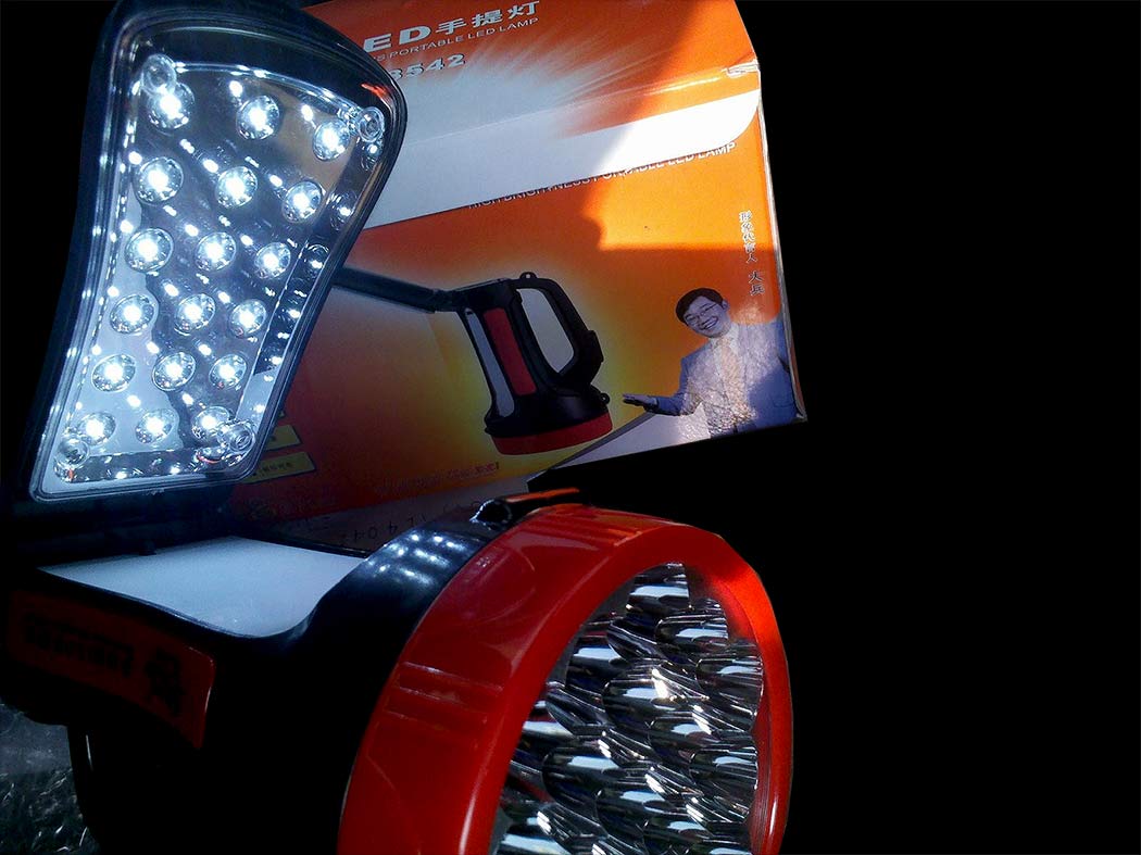 ไฟฉาย LED ชาร์จไฟบ้านได้รุ่นแนะนำพิเศษ Fluorescent 9-10 Hours YG3542