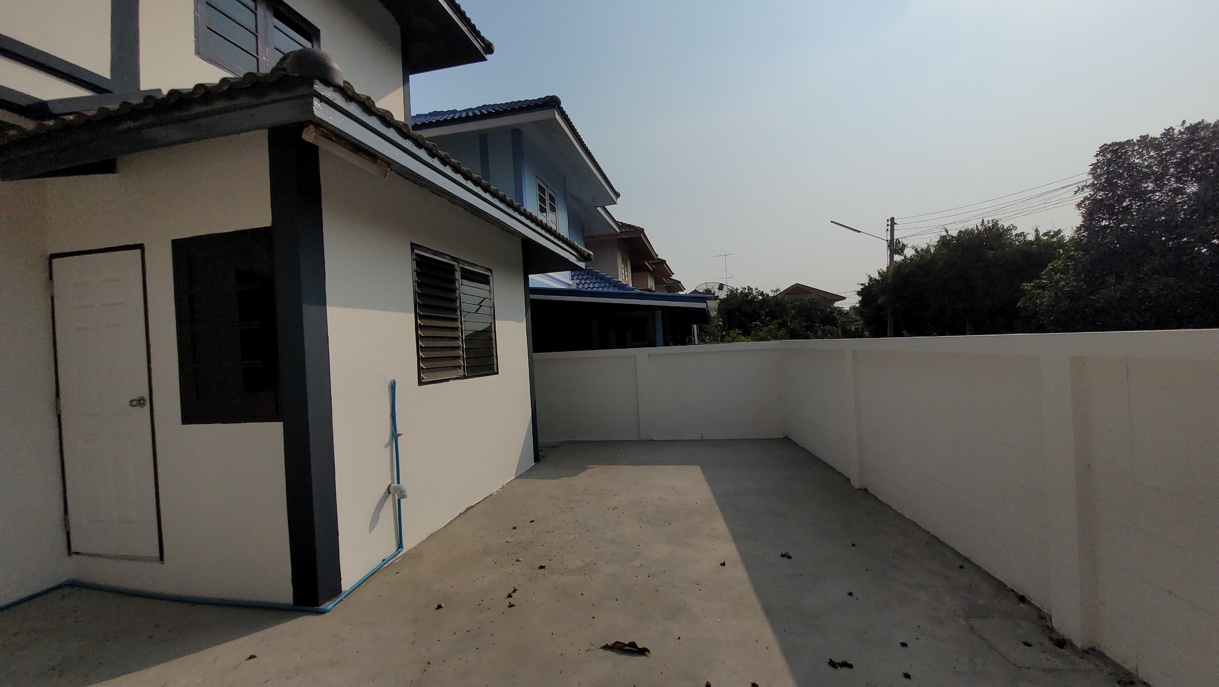 ขายแล้ว ขายบ้านเดี่ยวสุดคุ้มในสุพรรณบุรี ขนาด 57.5 ตร.วา รีโนเวทใหม่สไตล์อังกฤษ พร้อมเข้าอยู่ สะดวกทุกการเดินทาง ราคา 2.7 ล้าน!