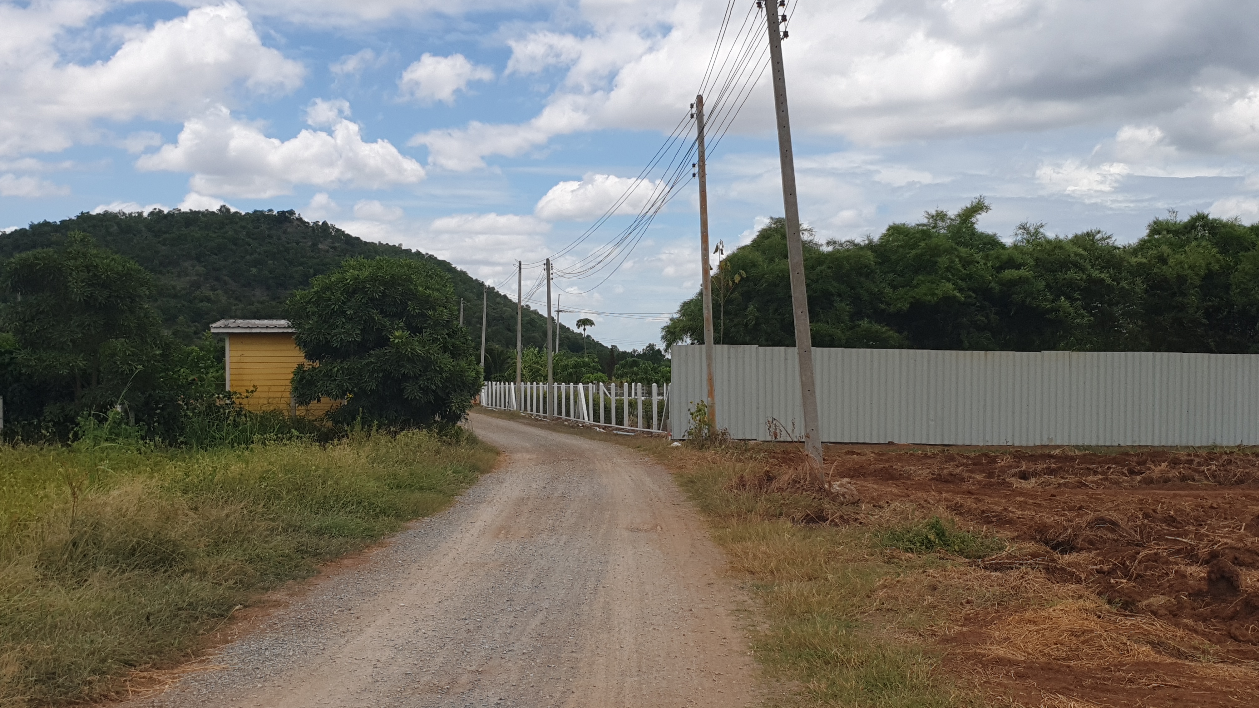 ขายที่ดินวิวภูเขา 180° อ.อู่ทอง จ.สุพรรณบุรี ใกล้แลนด์มาร์คสำคัญใน อ.อู่ทอง เนื้อที่: 16 ไร่ 1 งาน 26.8 ตร.ว. | ราคาไร่ละ 308,888 บาท ต.พลับพลาไชย อ.อู่ทอง จ.สุพรรณบุรี