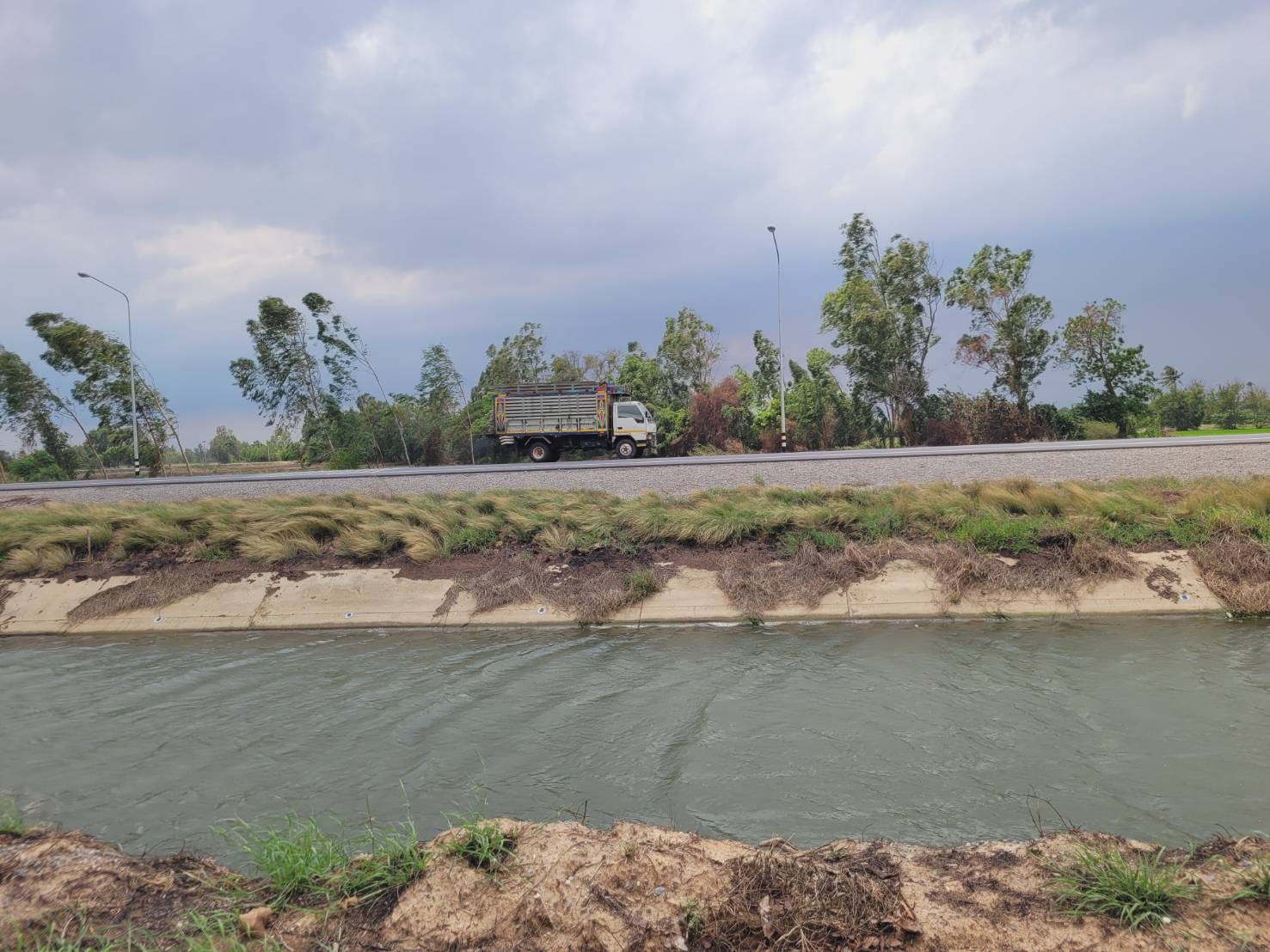 ขายบ้านพร้อมสวนมะม่วง 3 ไร่ ราคา: 3.5 ล้านบาท ติดถนนลาดยาง อ.เมือง จ.สุพรรณบุรี โอกาสทองสำหรับผู้รักบ้านสวน! กำลังมองหาบ้านพร้อมสวนผลไม้ บรรยากาศดี ร่มรื่น สงบ