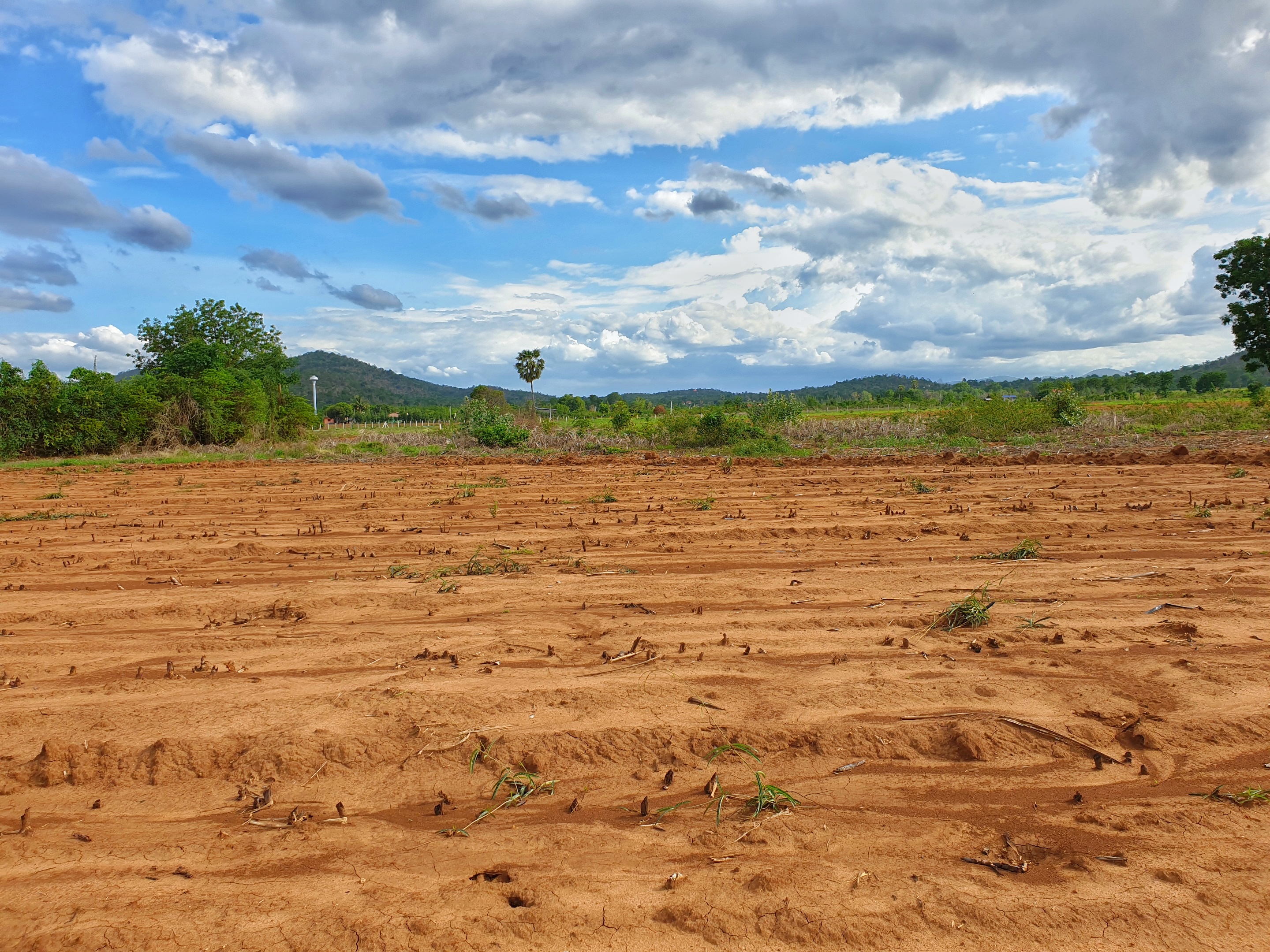 💰ขายแล้ว💰ขายที่ดินสวยราคาถูก อ.อู่ทอง จ.สุพรรณบุรี ดินดี ที่สวย บรรยากาศดี วิวภูเขา เนื้อที่ 16 ไร่ ไร่ละ 180,000 บ. อยู่ใกล้ชุมชน วัด ตลาดนัด ร้านค้า โรงเรียน