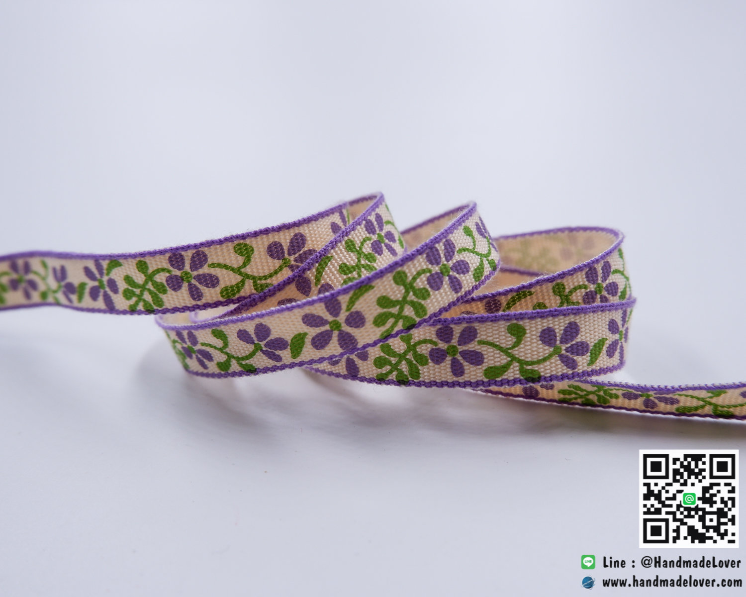ริบบิ้นผ้าสีขาว พิมพ์ลายดอกไม้สีม่วง ขนาด 10 mm