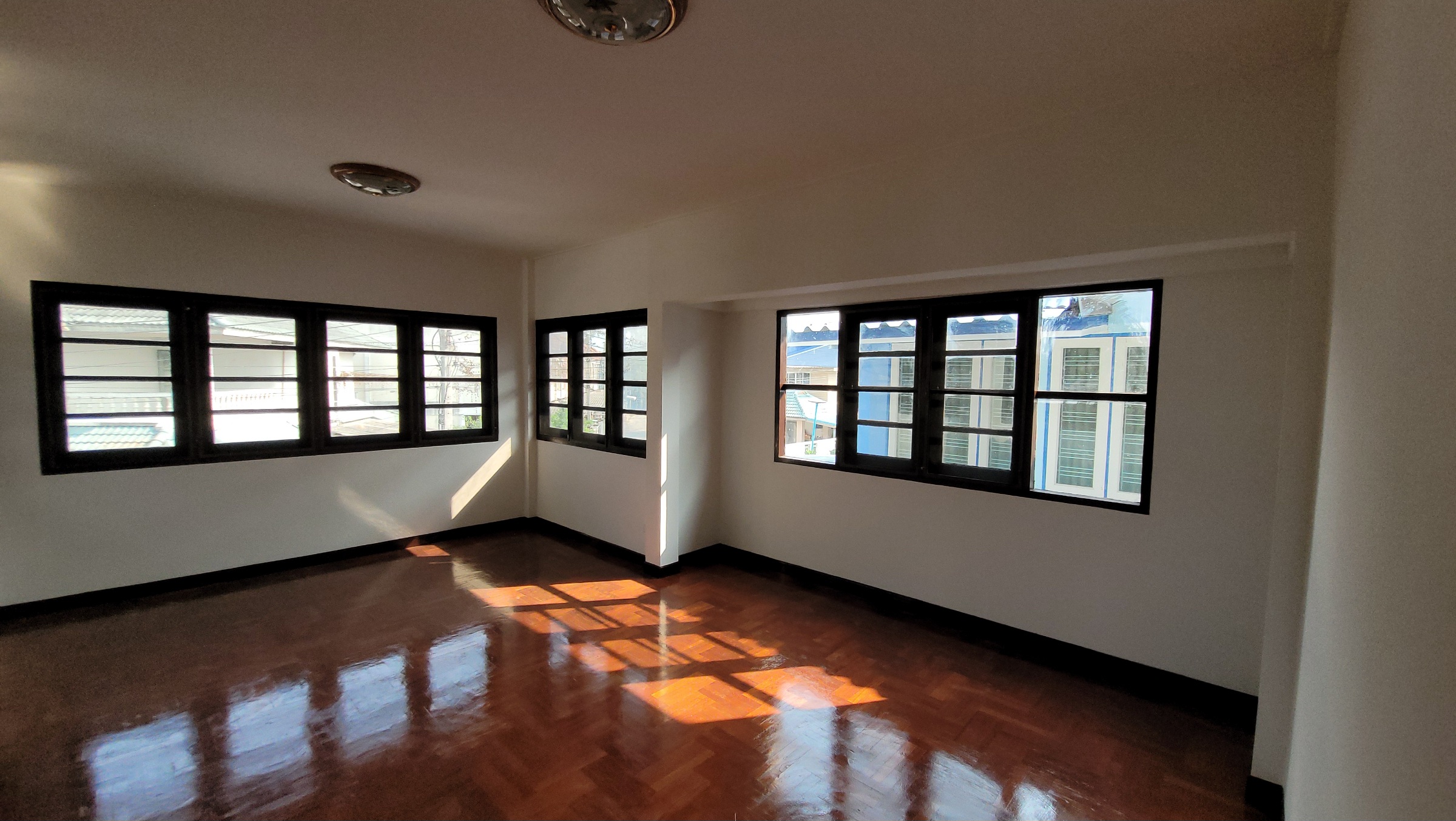 ขายแล้ว ขายบ้านเดี่ยวสุดคุ้มในสุพรรณบุรี ขนาด 57.5 ตร.วา รีโนเวทใหม่สไตล์อังกฤษ พร้อมเข้าอยู่ สะดวกทุกการเดินทาง ราคา 2.7 ล้าน!