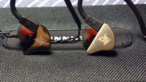 ขาย Auglamour AG-R8 หูฟังระดับ Hi-Fi เสียงดี เบสเด่น ถอดสายได้ มี 2 สี