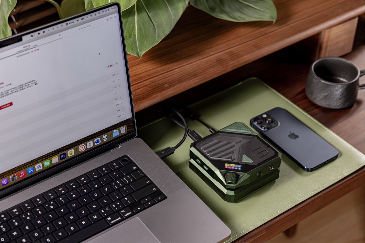 Hiby FD5 DAC/AMP ตั้งโต๊ะ Class A/AB ชิป AKM4493 x4 ในธีมไซเบอร์พังค์ รองรับ MQA ประกันศูนย์ไทย