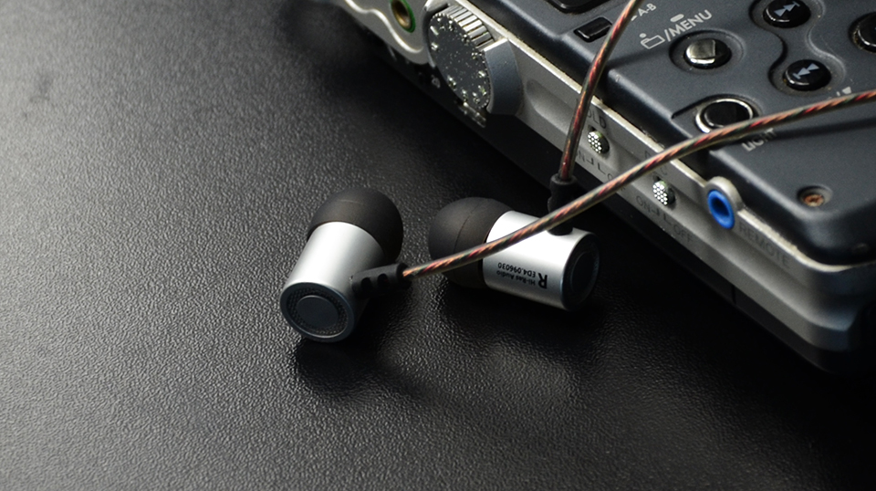 ขาย KZ ED4 หูฟังมีไมค์เสียงใส เบสหนัก สายถัก LC-OFC 56 Core