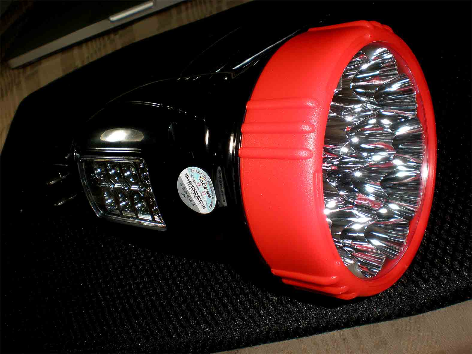 ไฟฉาย LED 15+8 ดวง YG5500