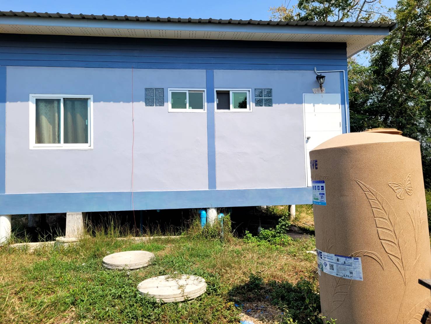 💰ขายแล้ว💰ขายบ้านเดี่ยวบ้านสวน พร้อมสวนมะม่วงน้ำดอกไม้สีทอง เนื้อที่ 2 ไร่ 3 งาน 72 ตรว ต.สนามคลี อ.เมือง จ.สุพรรณบุรี . ติดถนนลาดยาง หน้ากว้าง 24 เมตร ลึกยาว 200 เมตร 🍁มะม่วงน้ำดอกไม้สีทองประมาณ 250 ต้น อา