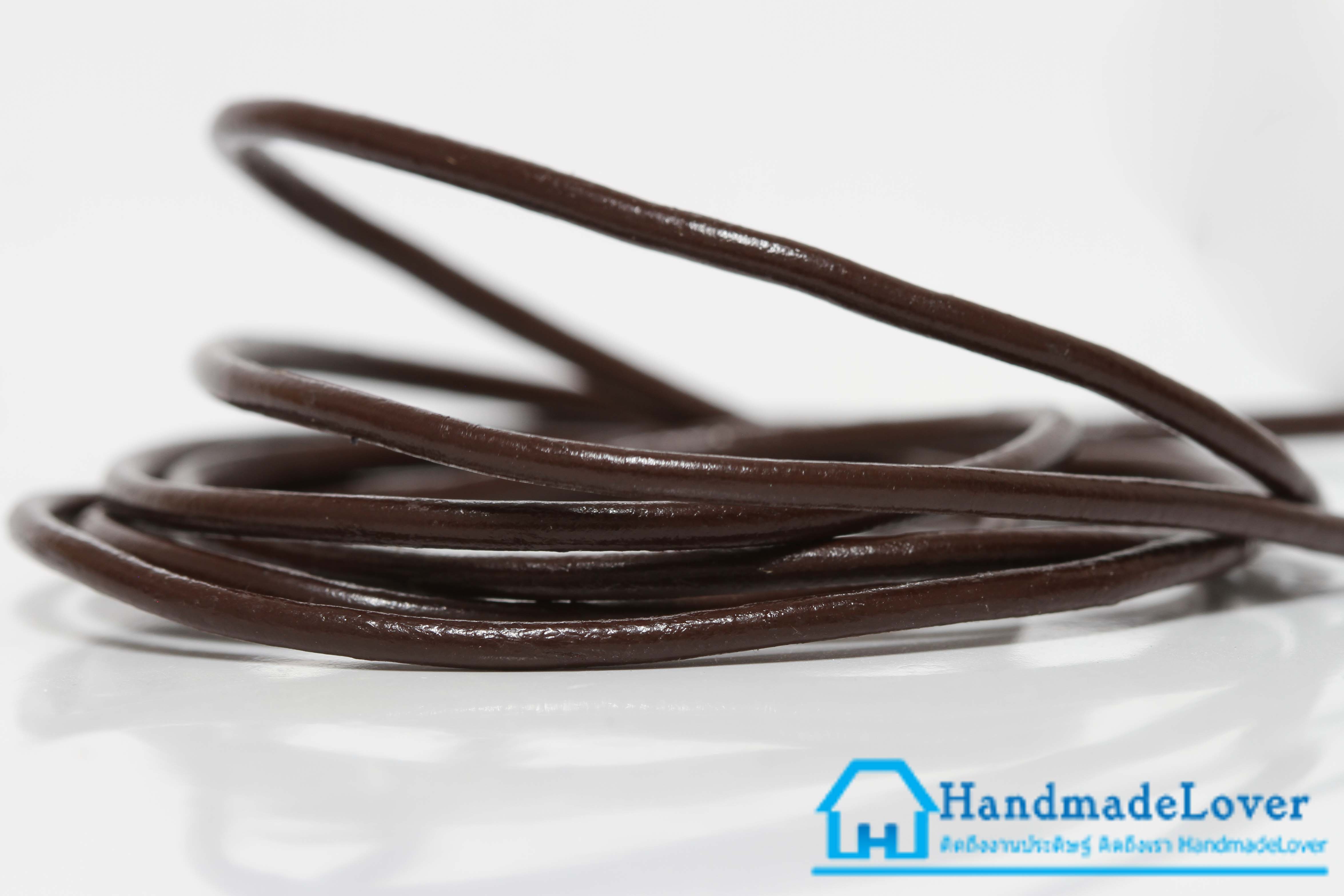 เชือกหนังกลม ผิวมัน สีน้ำตาลไหม้ ขนาด กว้าง 3 mm.