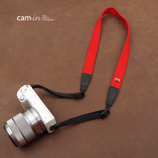 สายคล้องกล้องสีพื้นเส้นเล็ก Cam-in รุ่น Slim สีแดง 25 mm
