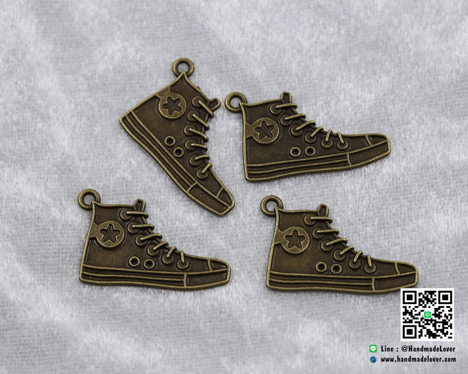 จี้โลหะ รองเท้าคอนเวิร์ส