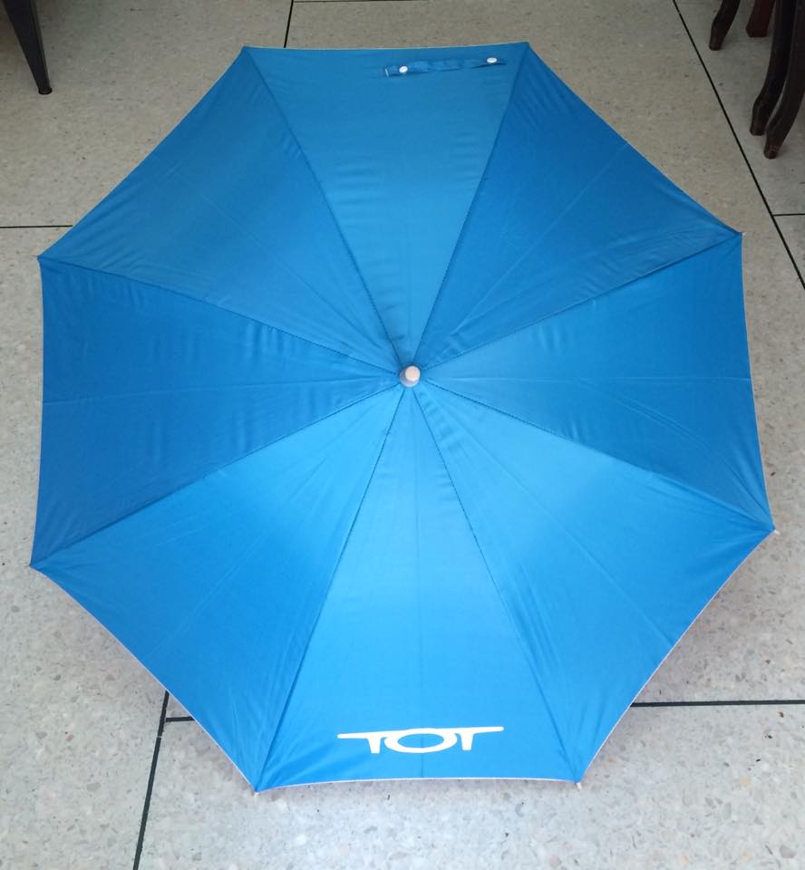 ร่ม 22 นิ้ว ผ้าUV โครงโลหะ ออโต้เปิด ด้ามจับงอ ปลอกPVC คละสี สกรีนโลโก้