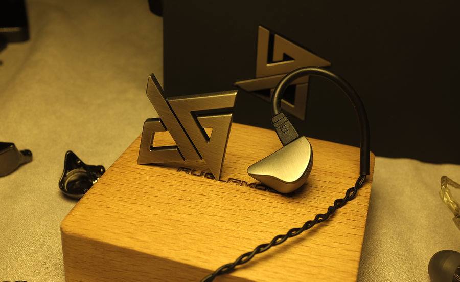 ขาย Auglamour AG-R8 หูฟังระดับ Hi-Fi เสียงดี เบสเด่น ถอดสายได้ มี 2 สี