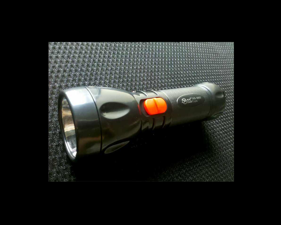 ไฟฉายรุ่นแนะนำ ขนาดเล็กสว่าง ชาร์จไฟบ้านได้ YG3882