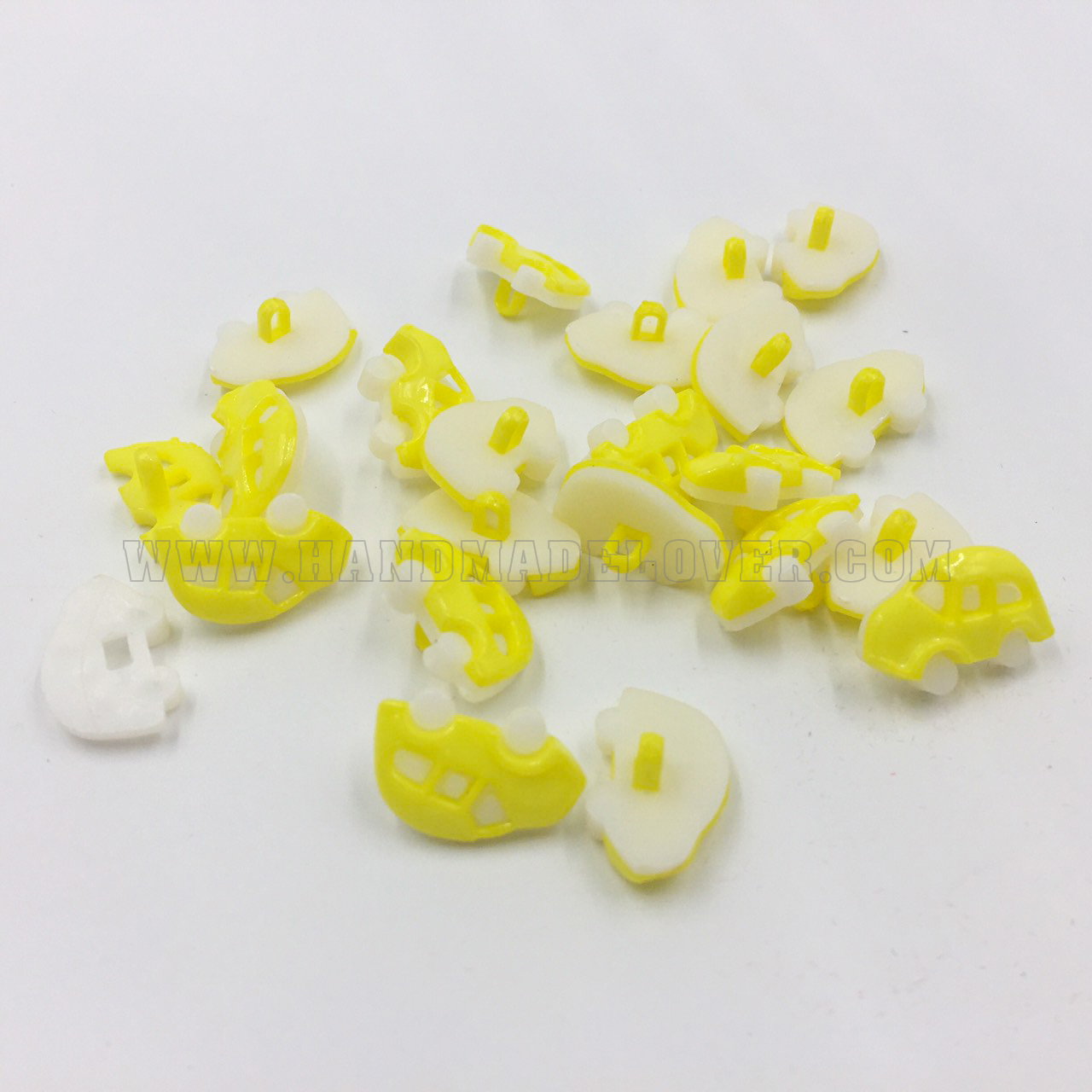 กระดุมพลาสติก รูปรถเต่า สีเลมอน ขนาด 12*18 mm. (แพ็ค 10 ชิ้น)