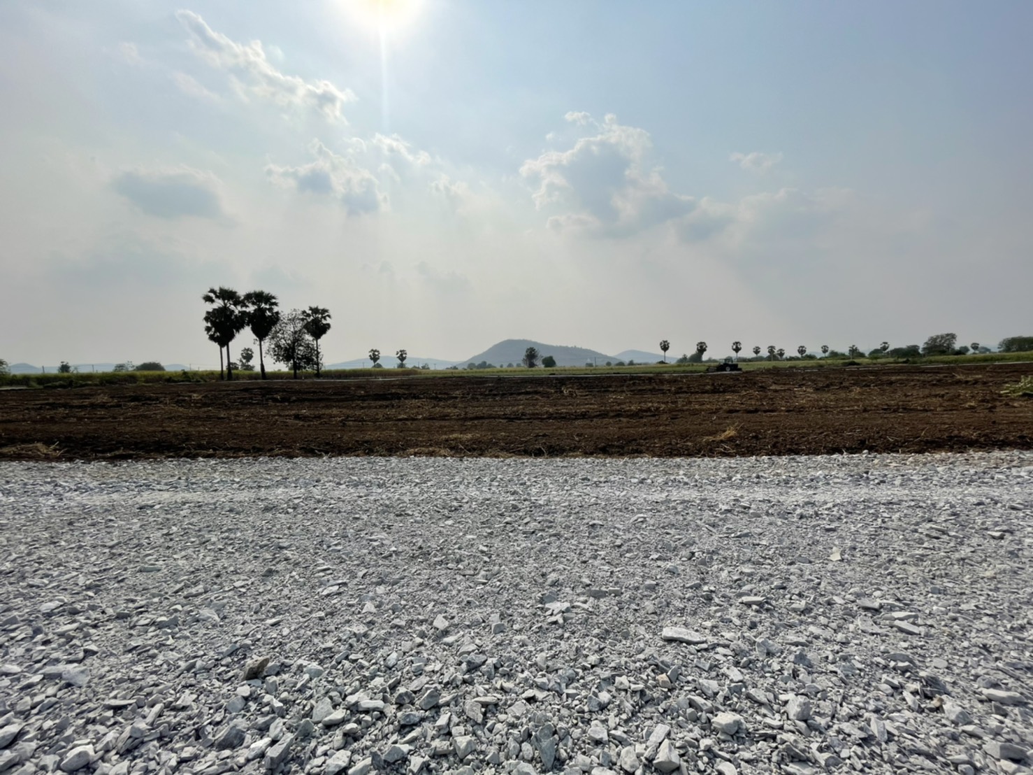 💰ขายแล้ว💰ขายที่ดินแปลงสวย วิวภูเขา เมืองทราวดี อ.อู่ทอง จ.สุพรรณบุรี เนื้อที่ 9ไร่ ไร่ละ 320,000 บ. {ขายยกแปลง}ที่สวย บรรยากาศดี วิวทิวทัศน์สวยงาม ⚜ติดถนนทางสาธารณะ กว้าง 7 เมตร สาธารณูปโภคครบครัน อยู่ใกล้แหล่งชุมชน